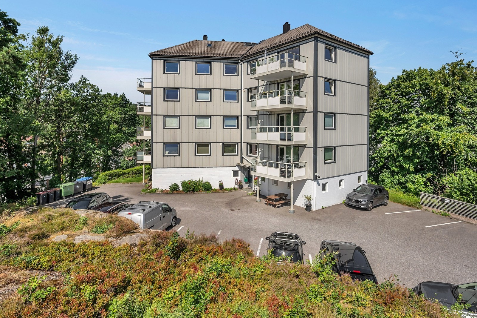 I nærheten finner man Bystranda og Aquarama som kan by på treningssenter, klatrevegg og svømmehall. Fiskebrygga, Nupenparken og Christiansholm festning ligger en spasertur unna. Galleribilde