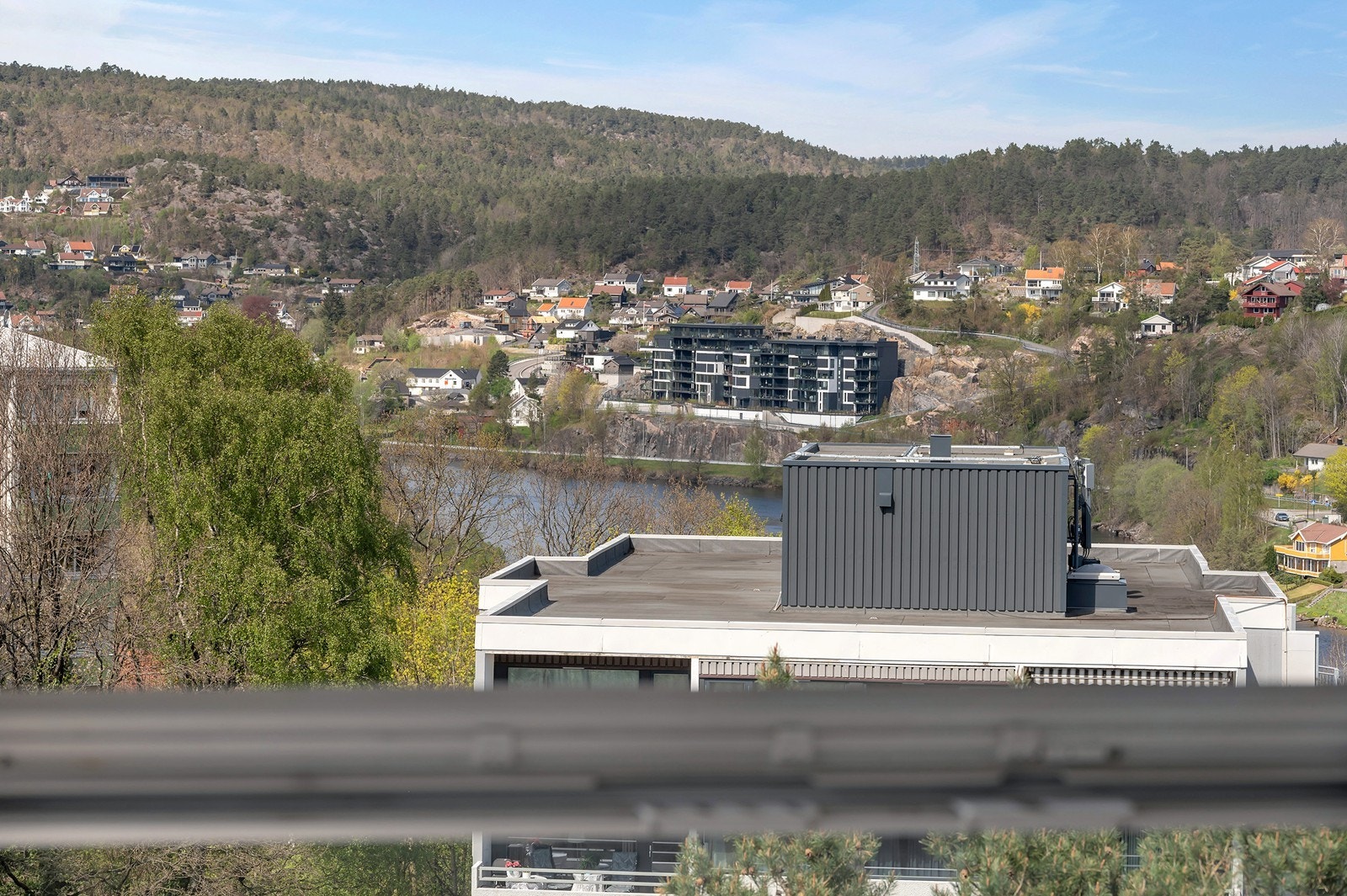Utsikt fra balkongen. Gangavstand til Baneheia som tilbyr et rikt utvalg turstier og bademuligheter. Galleribilde