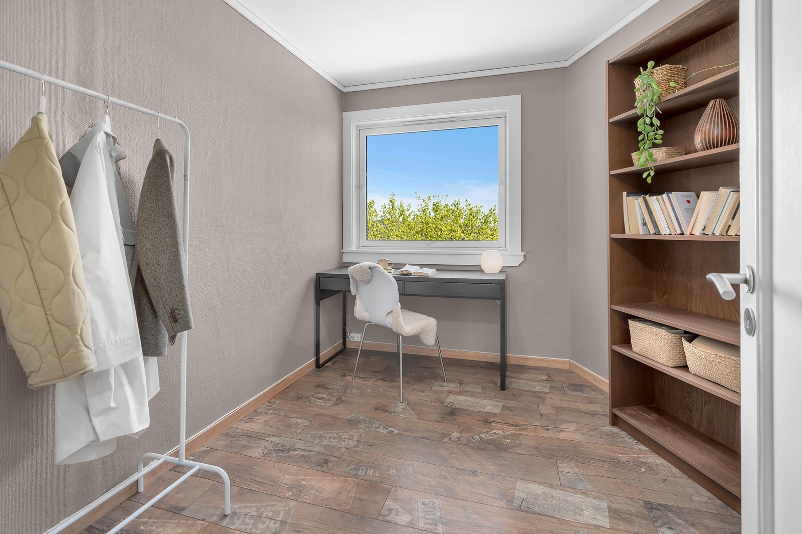 Soverom nr. 3 med plass til seng, skrivebord og kommode. Galleribilde