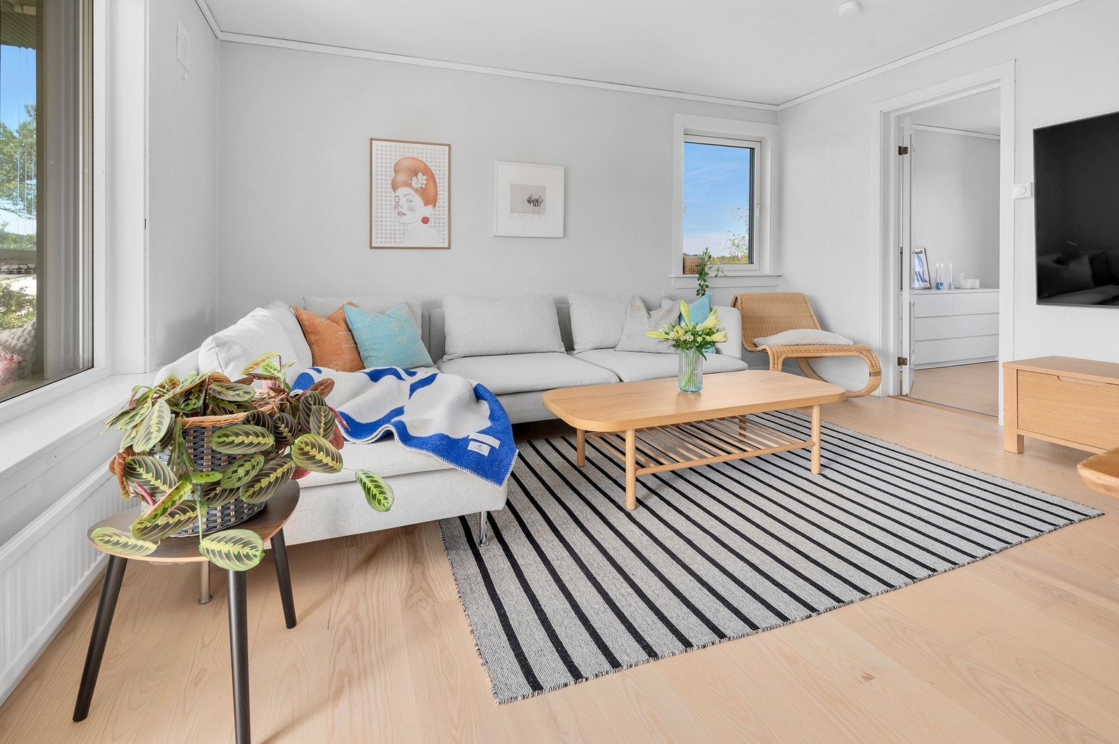Det følger med parkeringsplass utenfor blokka. Ellers er det gjesteparkering. Galleribilde