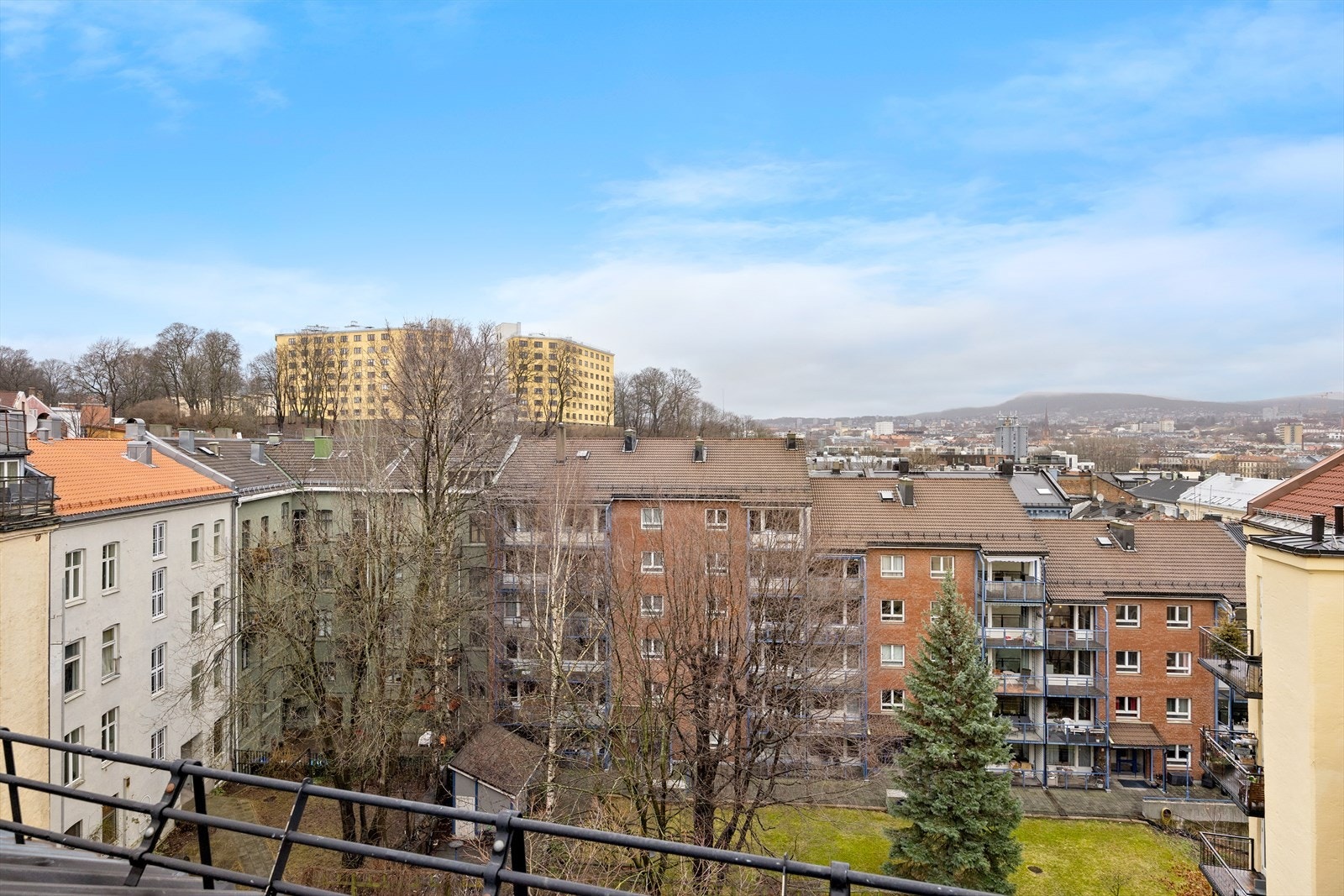 Hyggelig utsikt fra terrassen mot bakgård. Galleribilde