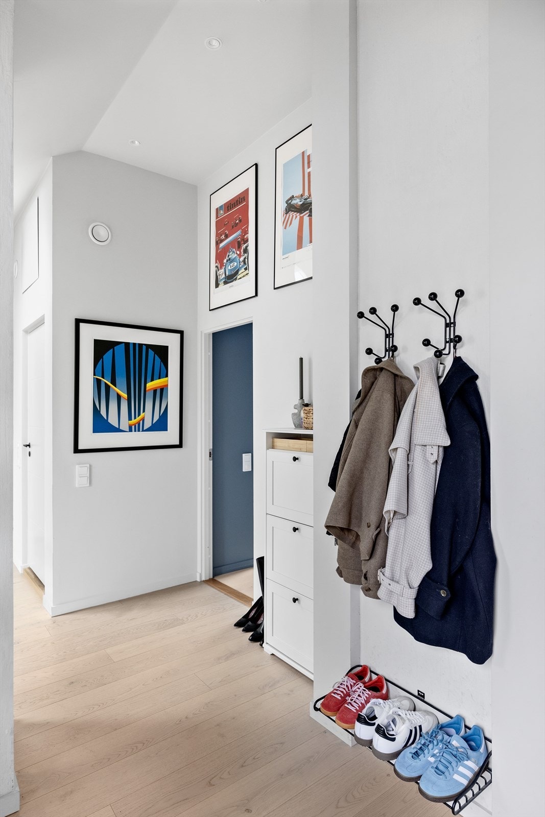 I leiligheten blir du møtt av en lys og innbydende entré. Galleribilde