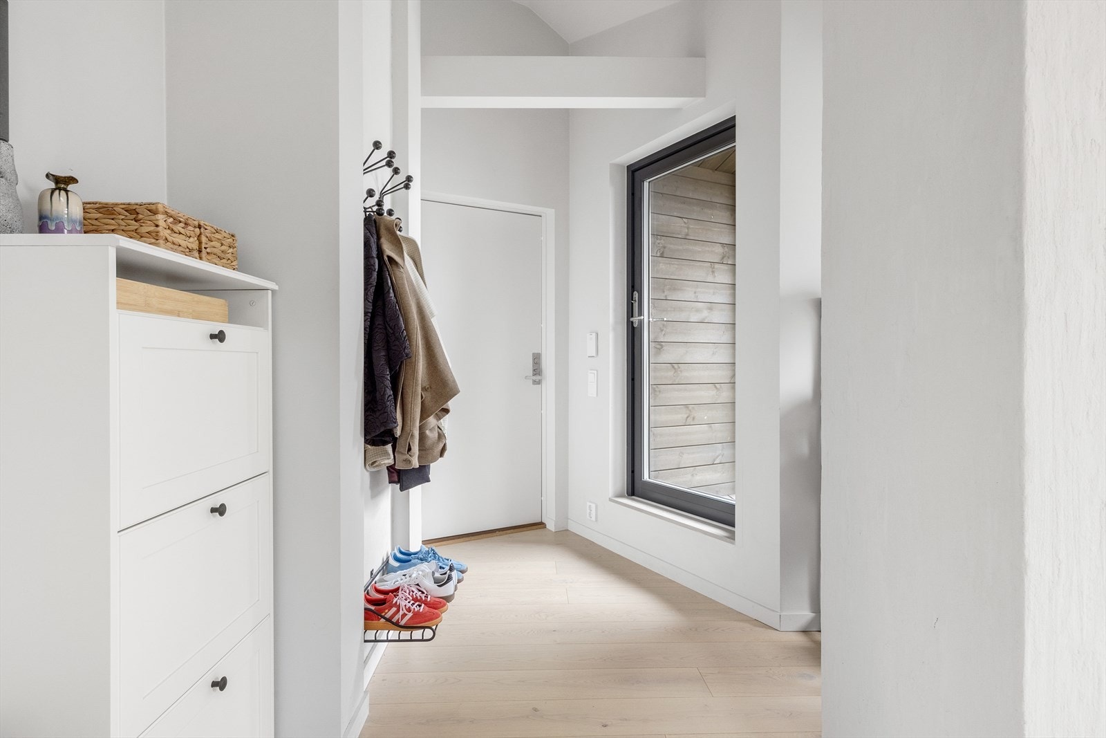 God plass til oppbevaring av yttertøy og sko i entréen. Galleribilde