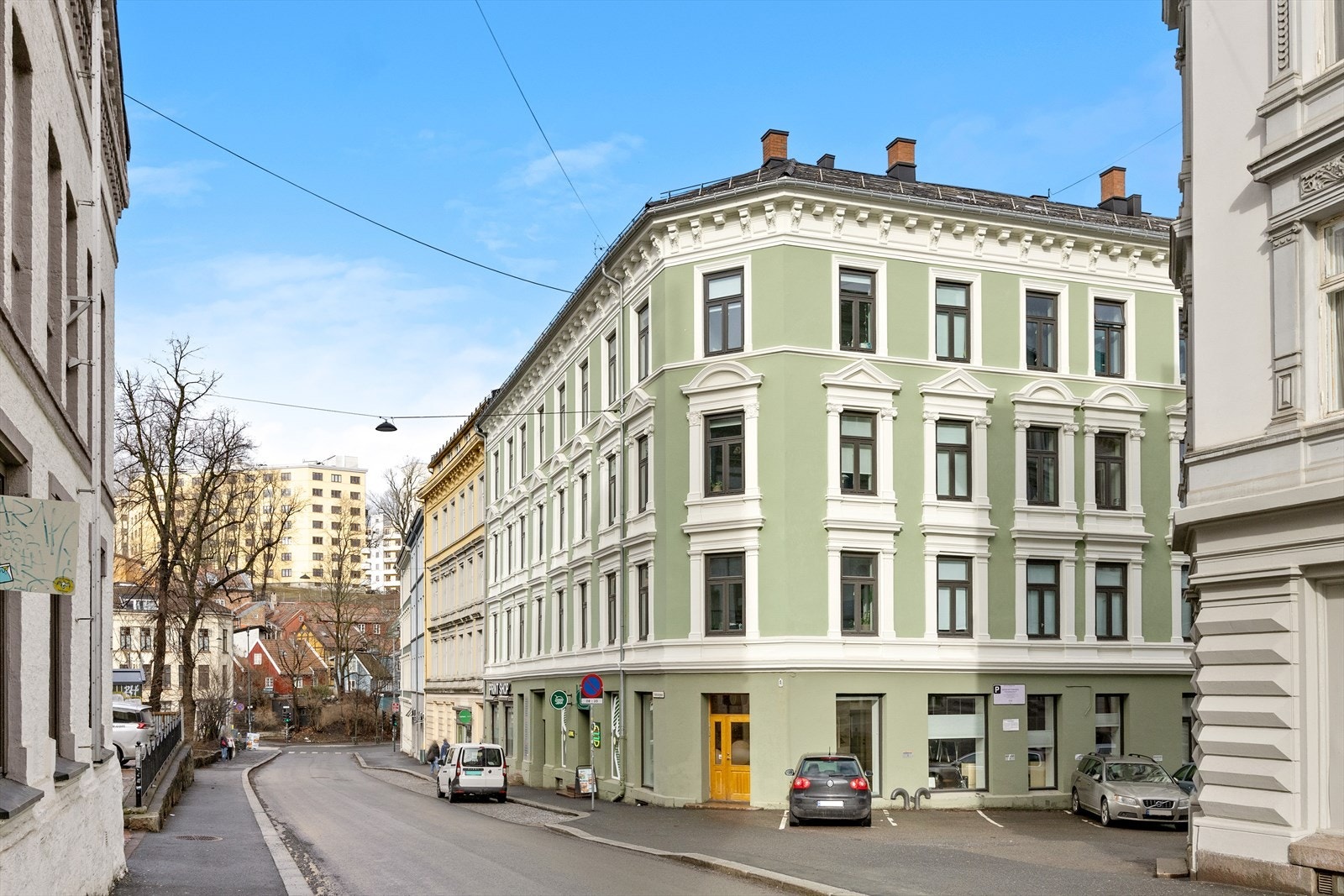 Klassisk bygård fra 1890-tallet med nyrehabilitert fasade på populære Fredensborg. Galleribilde