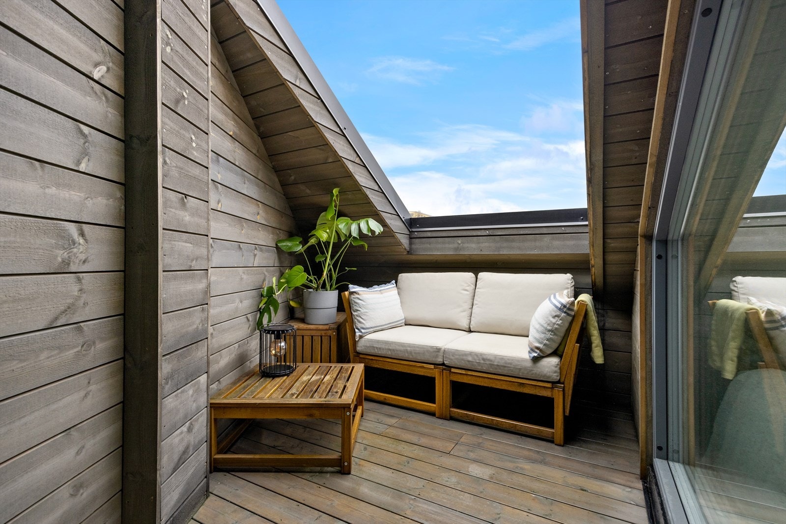 Fra stuen er det utgang til en hyggelig takterrasse på ca. 4 m². Galleribilde