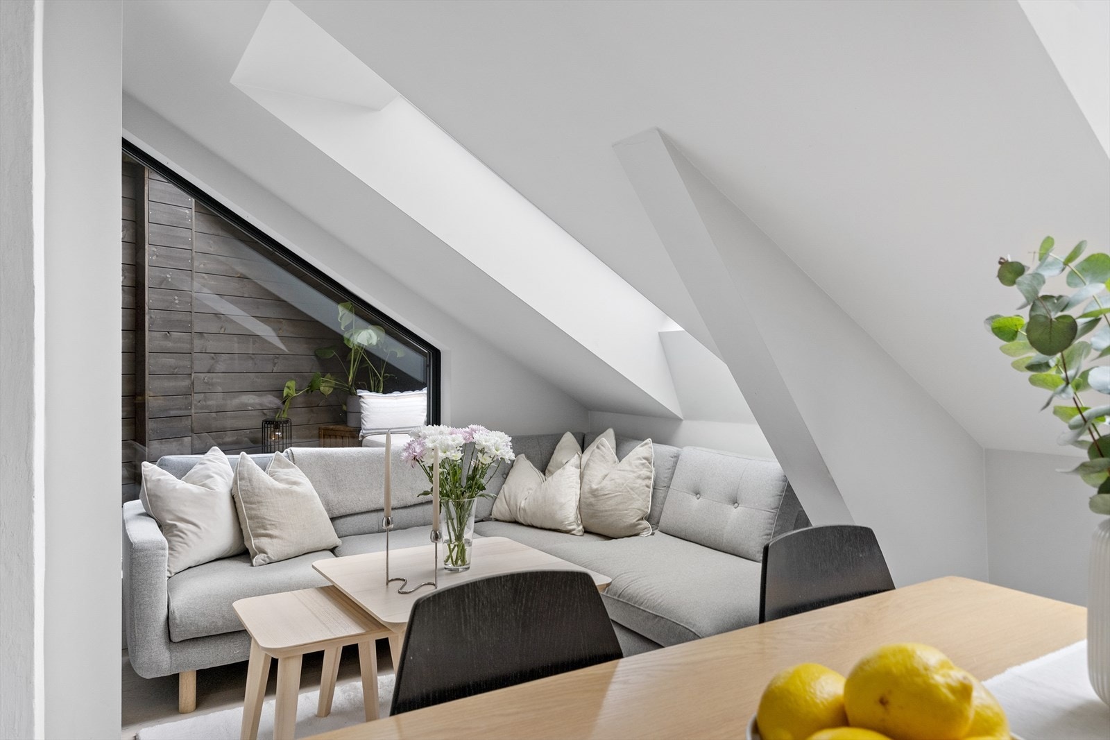 Stuen har gode møbleringsmuligheter for både sofa- og spisegruppe. Galleribilde
