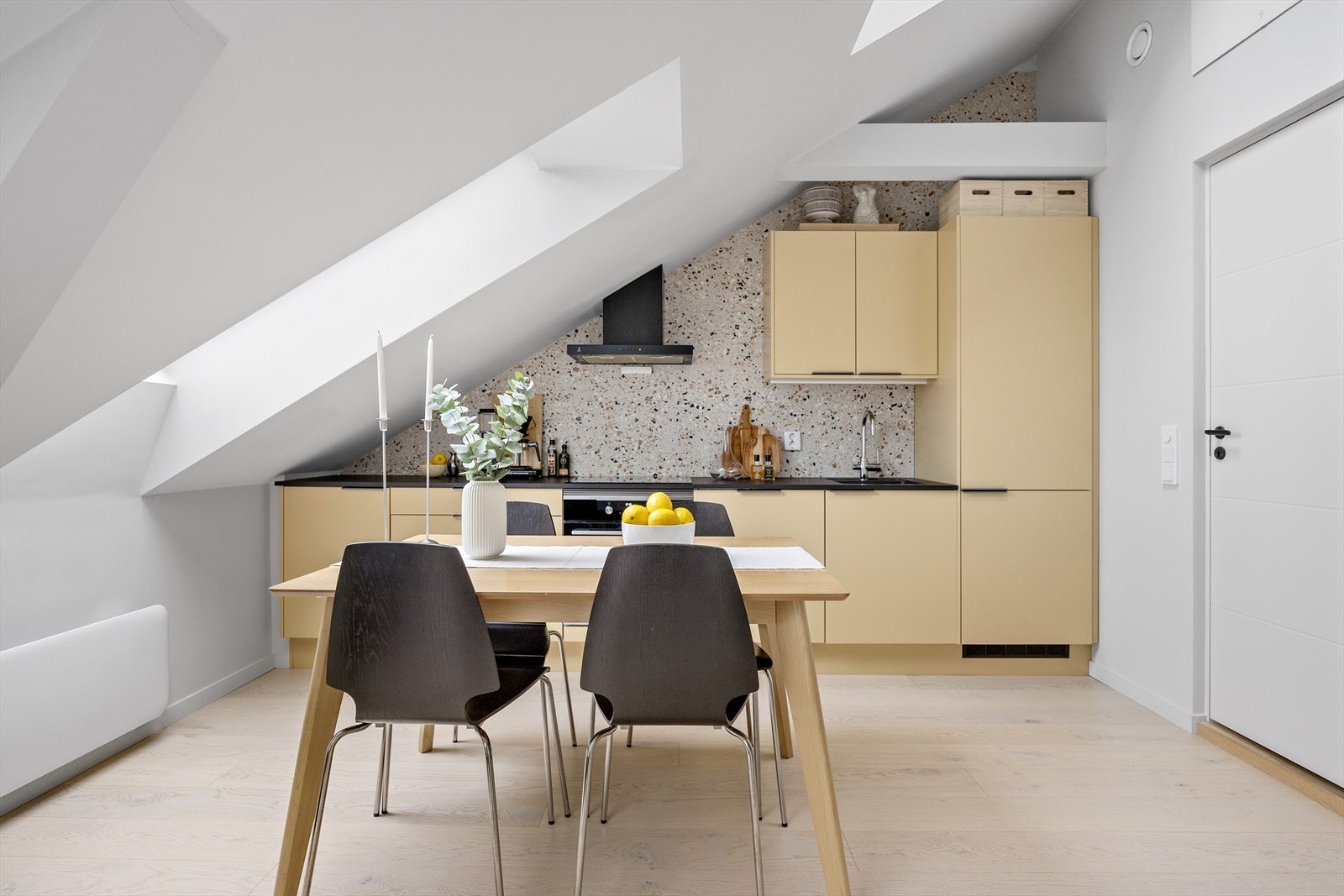 Det er integrerte hvitevarer fra Electrolux bestående av kjøl-/fryseskap, oppvaskmaskin og komfyr. Galleribilde