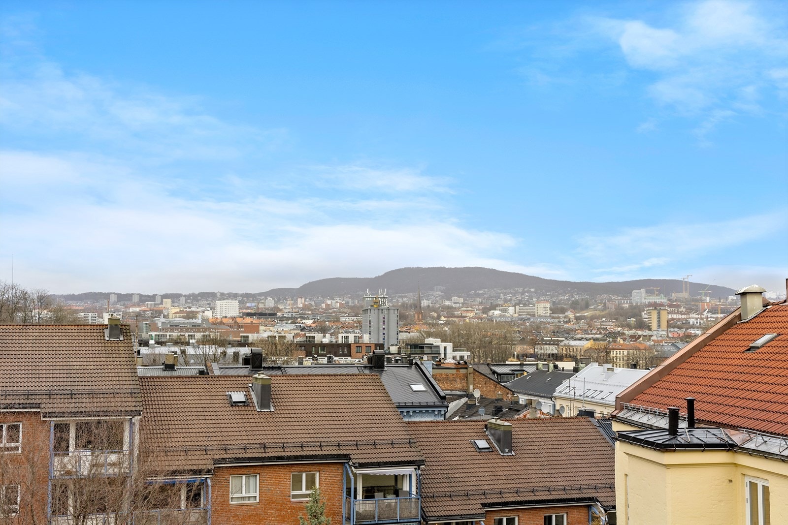 Langstrakt utsikt over byen. Galleribilde