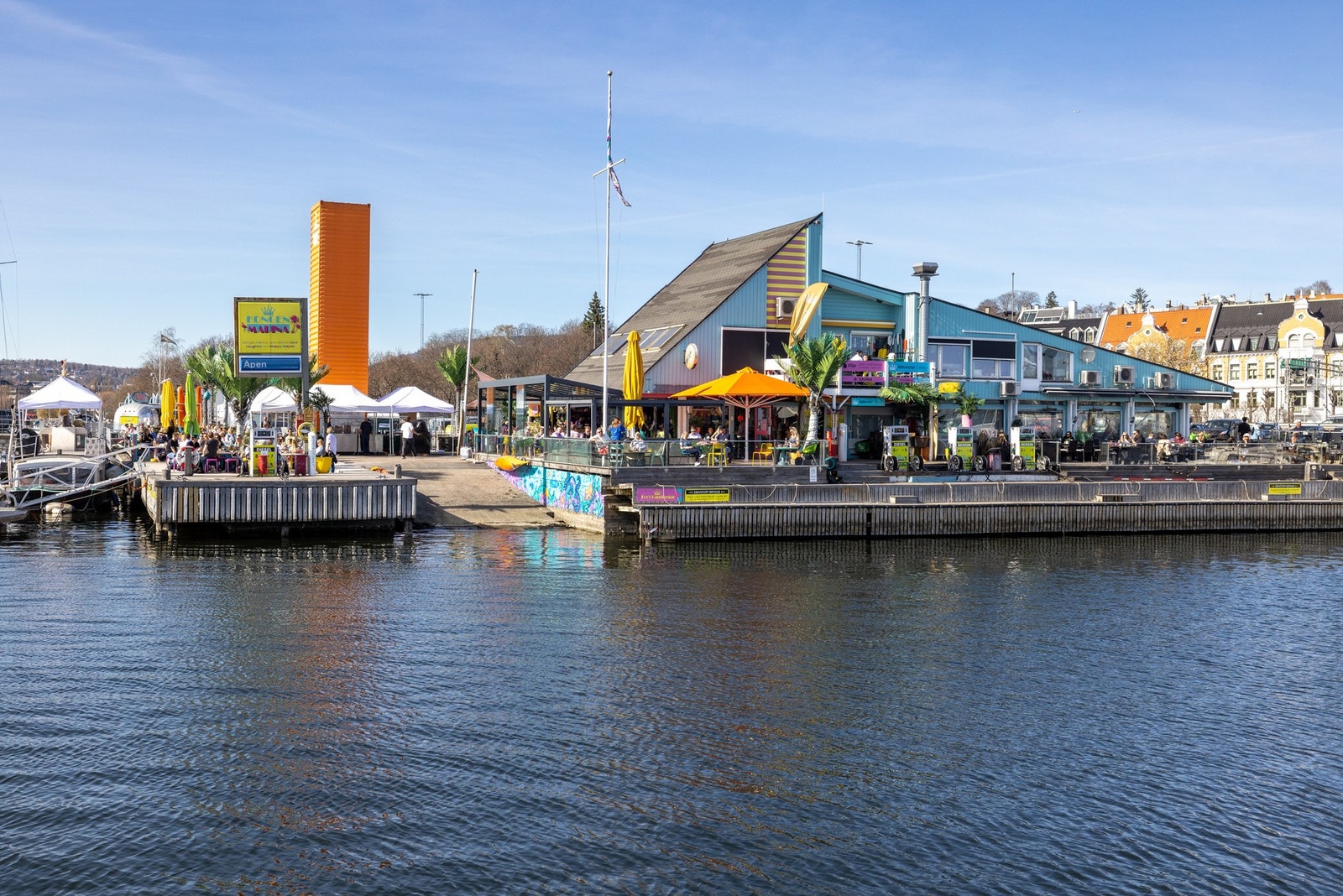 Kongen Marina byr på populære restauranter, uteservering og en unik atmosfære helt nede ved vannkanten. Foto: Aakermann Photography Galleribilde