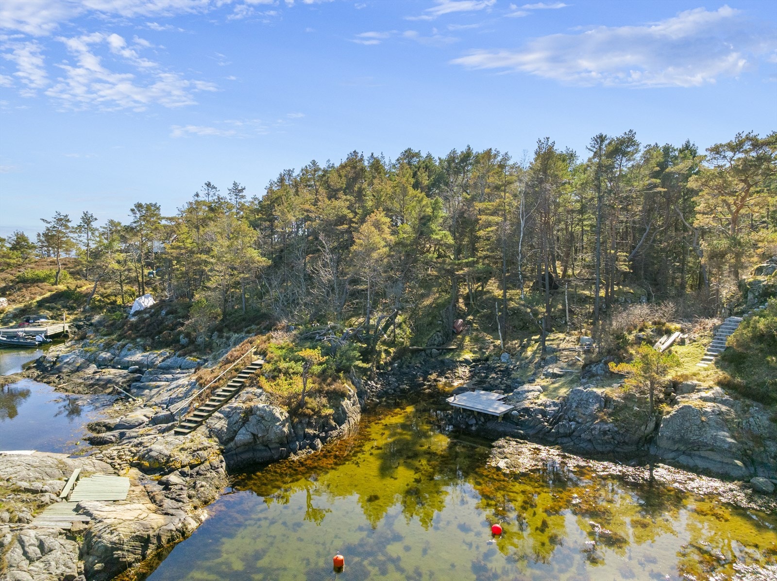 Eiendommen ligger høyt, fritt og tilbaketrukket på en kolle hvor det er mulig å etablere vidstrakt utsikt. Her er sol hele dagen. Galleribilde