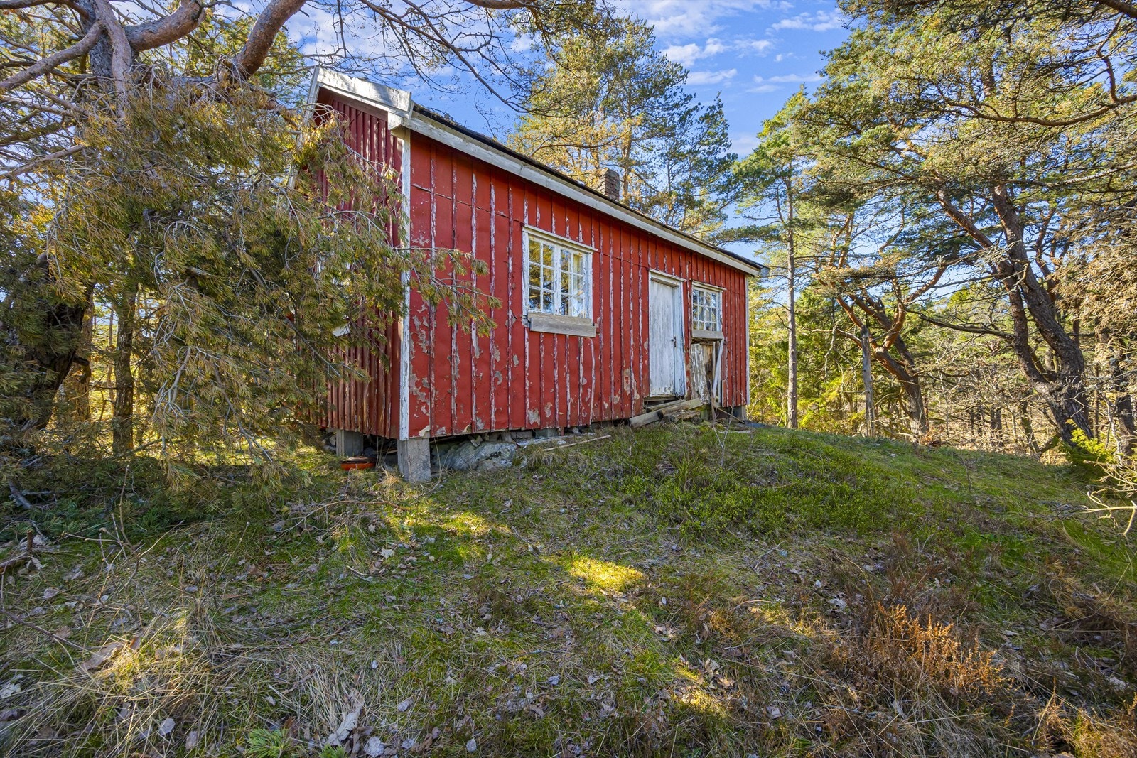 Eldre, antatt oppført rundt 1950. Bygningen bærer preg av å ikke ha vært i bruk på flere tiår og har betydelig oppgraderingsbehov. Galleribilde