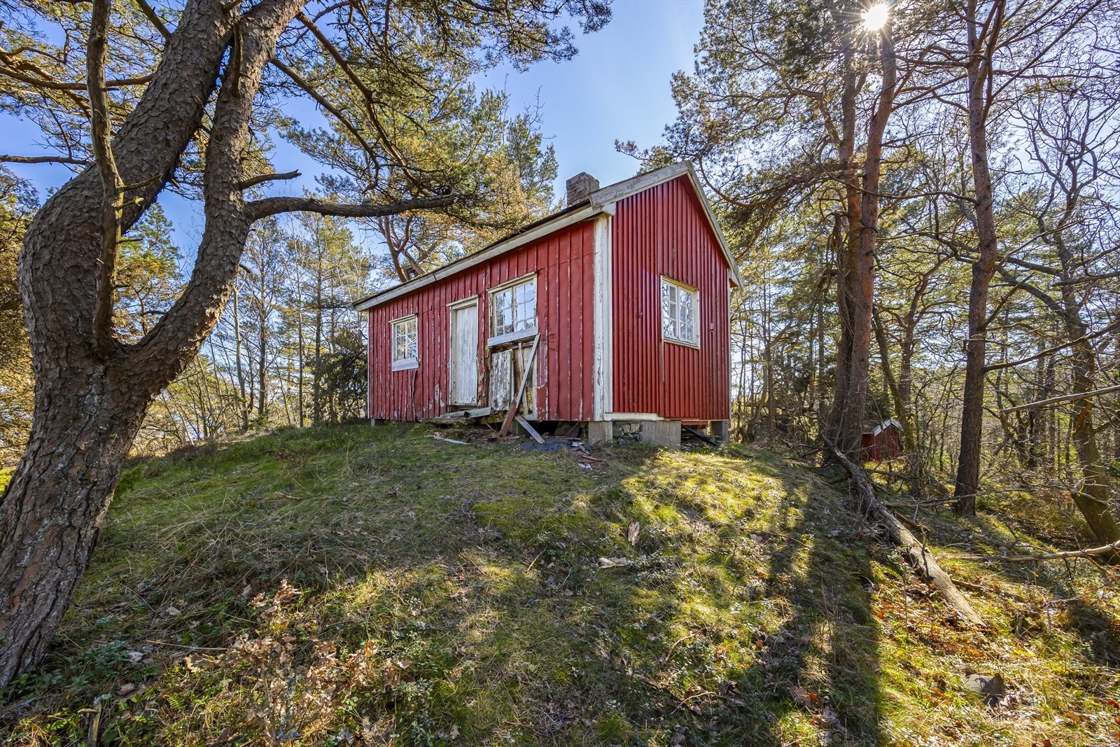 Enkel, eldre hytte og anneks med behov for betydelig påkost og renovering. Galleribilde