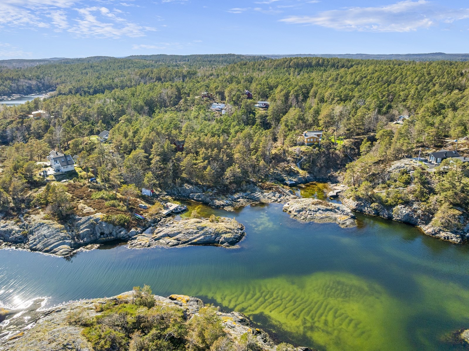 Her har man nærkontakt med havet samtidig som hytta ligger høyt i terreng skjermet med omkringliggende vegetasjon. Galleribilde