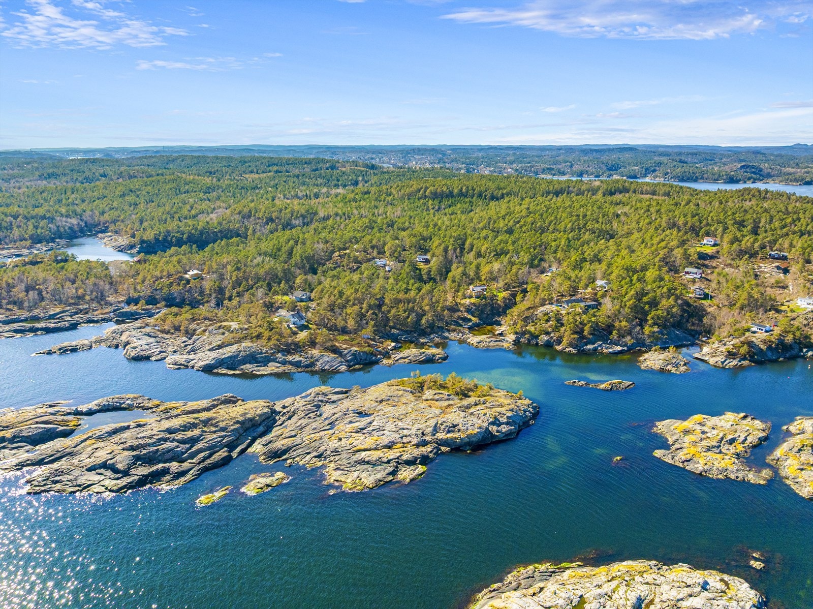 Eiendommen ligger i naturskjønne omgivelser på Tromøy øst. Klevsund er en lun bukt, litt vest for Tromlingene, godt skjermet for vær og vind på innsiden av Langholmen. Galleribilde