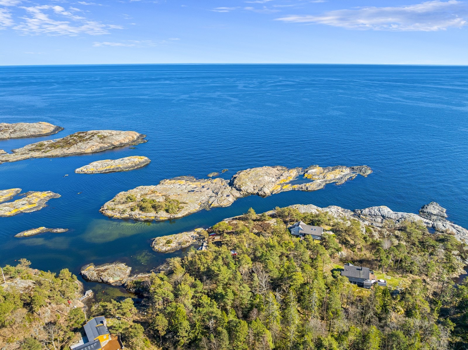 Området ligger mellom Hastensund og Kjørviga på Tromøy`s østside hvor det er flotte fri- og turområder, badeplasser og strender og nasjonalparken Raet i umiddelbar nærhet. Galleribilde