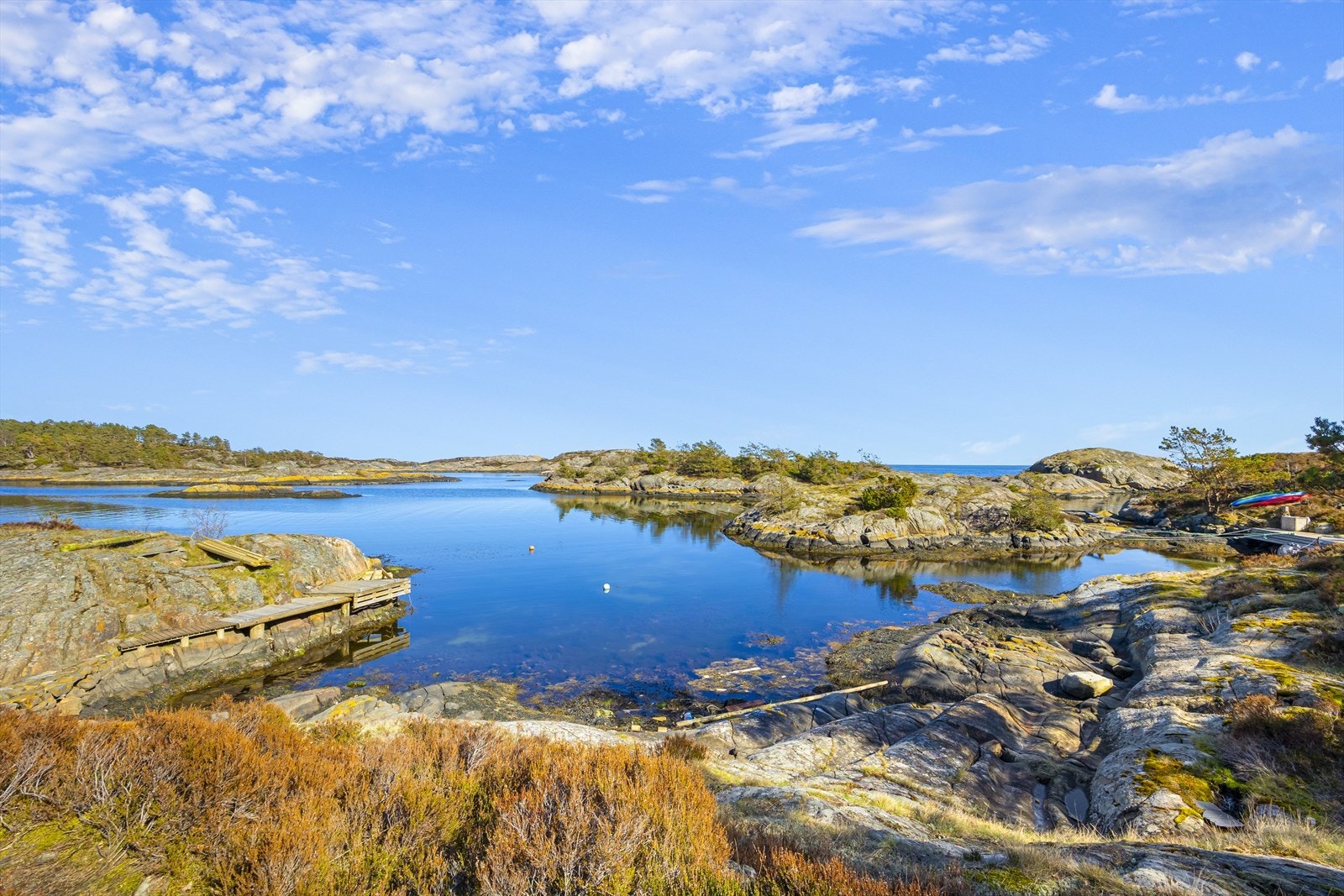 Eiendommen har tilhørende strandlinje mot Klevsund bestående av svaberg mot bukten. Galleribilde