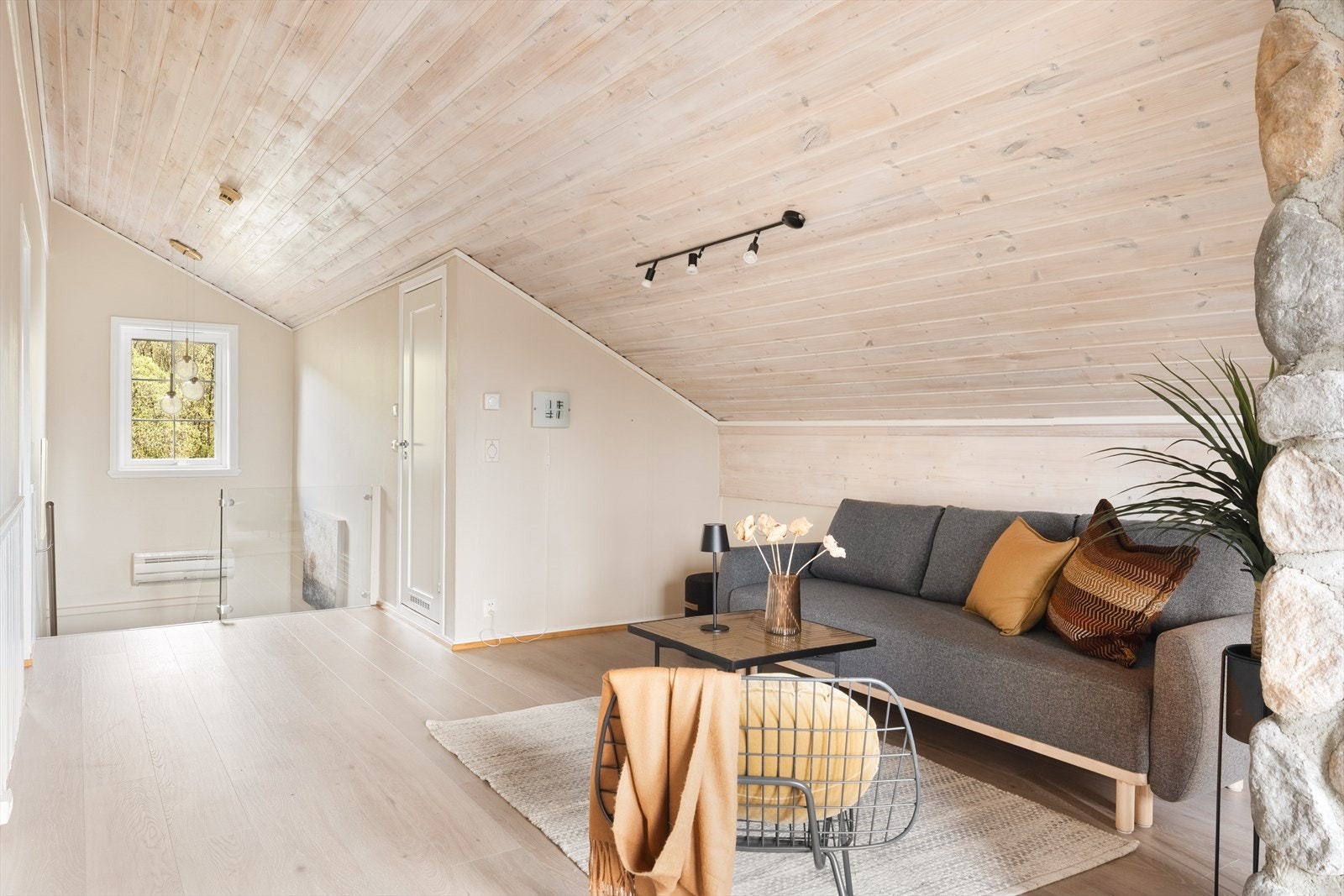 I 2. etasje er egen soveromsfløy med 2 soverom som ligger tilbaketrukket fra oppholdsrommene nede, og 1 bad. Galleribilde