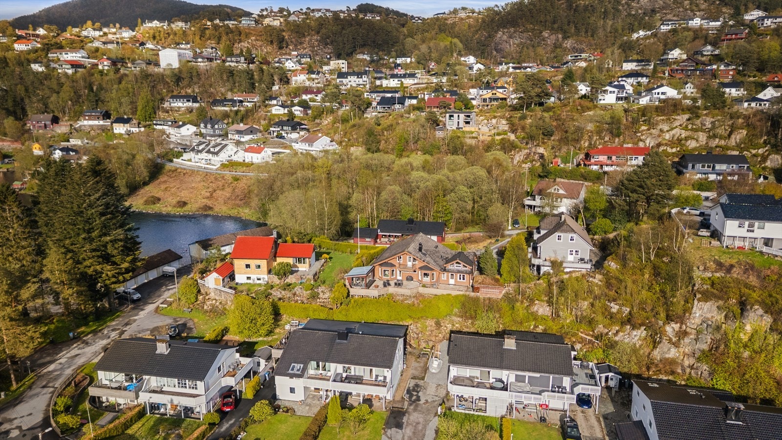 Eiendommen har en idyllisk og solrik beliggenhet i rolige og etablerte omgivelser i Straumsgrend. Området er trygt og barnevennlig - perfekt for familier som ønsker en rolig hverdag med nærhet til det meste. Galleribilde