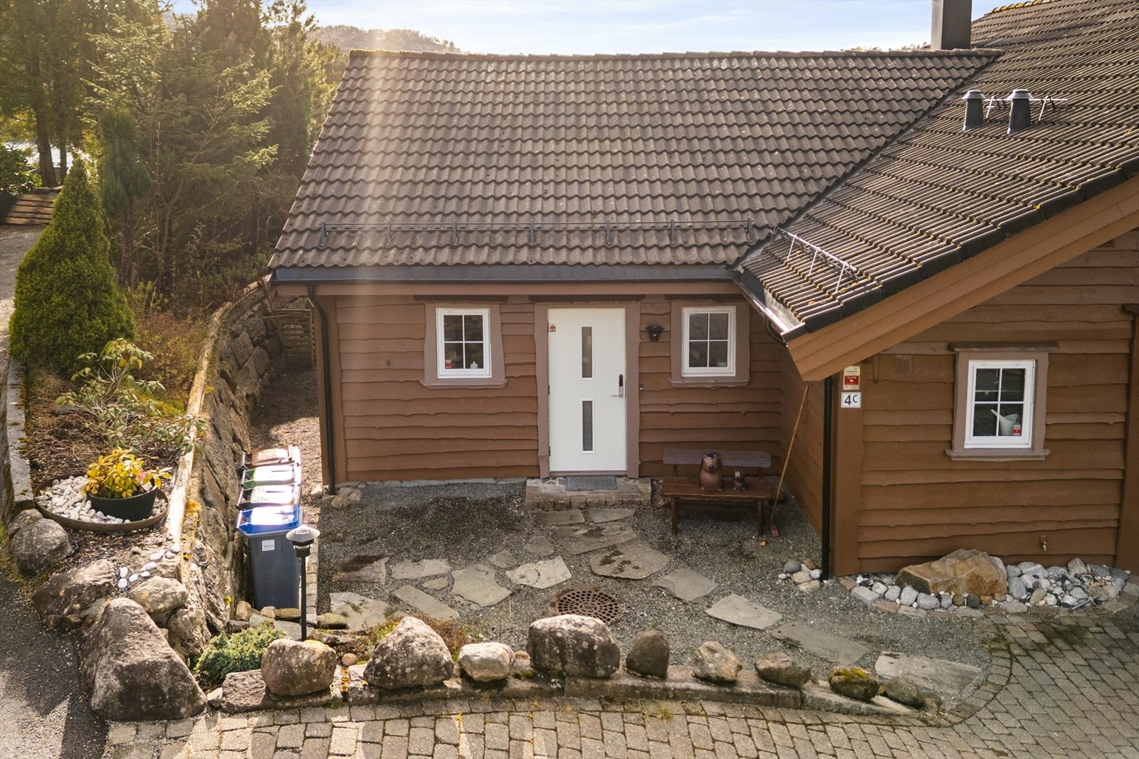 Utleiedelen har egen inngang på boligens sørside, utstyrt med praktisk kodelås. Galleribilde