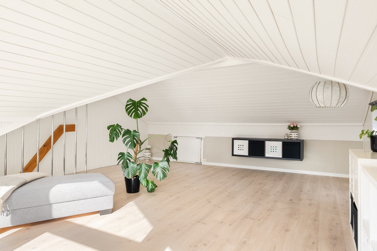 Utleiedelen har også en egen loftstue med god plass til ønsket møblering. Galleribilde