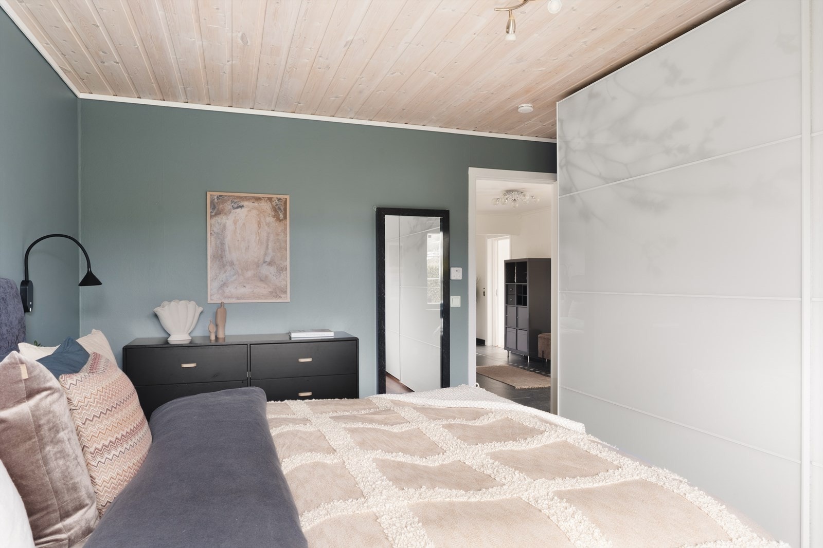 Stor skyvedørsgarderobe med plass alt du trenger! Galleribilde