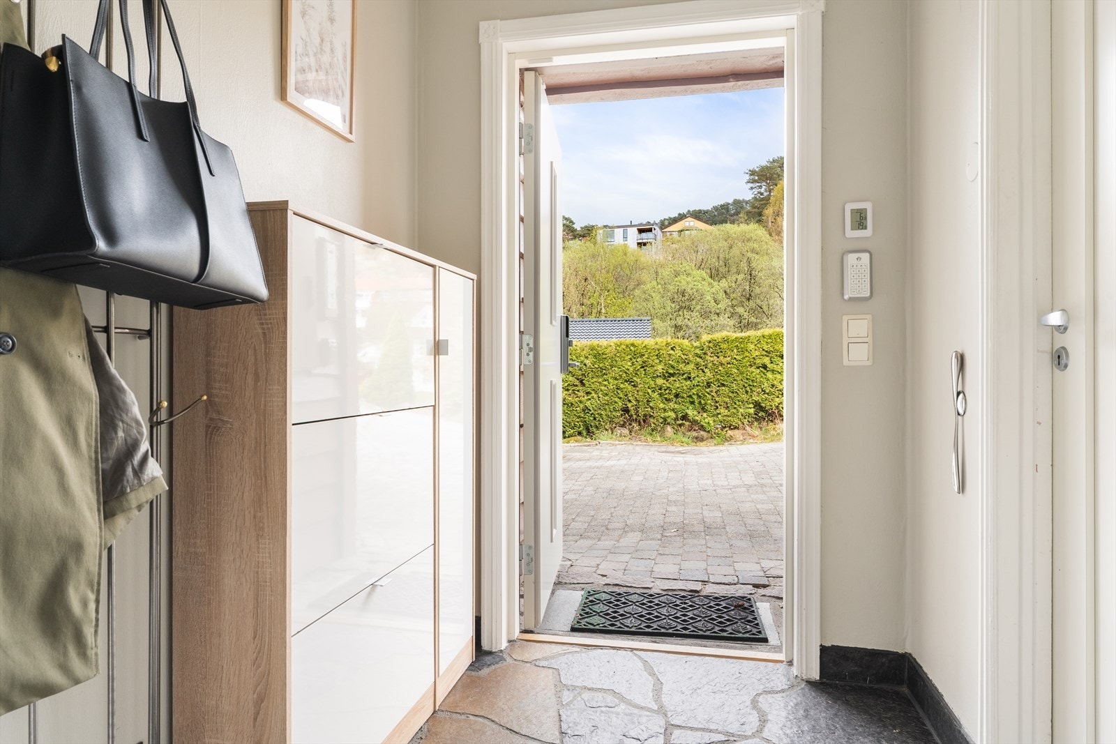 Her ønskes du velkommen inn med nydelig skifer på gulvet og god plass til oppheng av yttertøy. Galleribilde