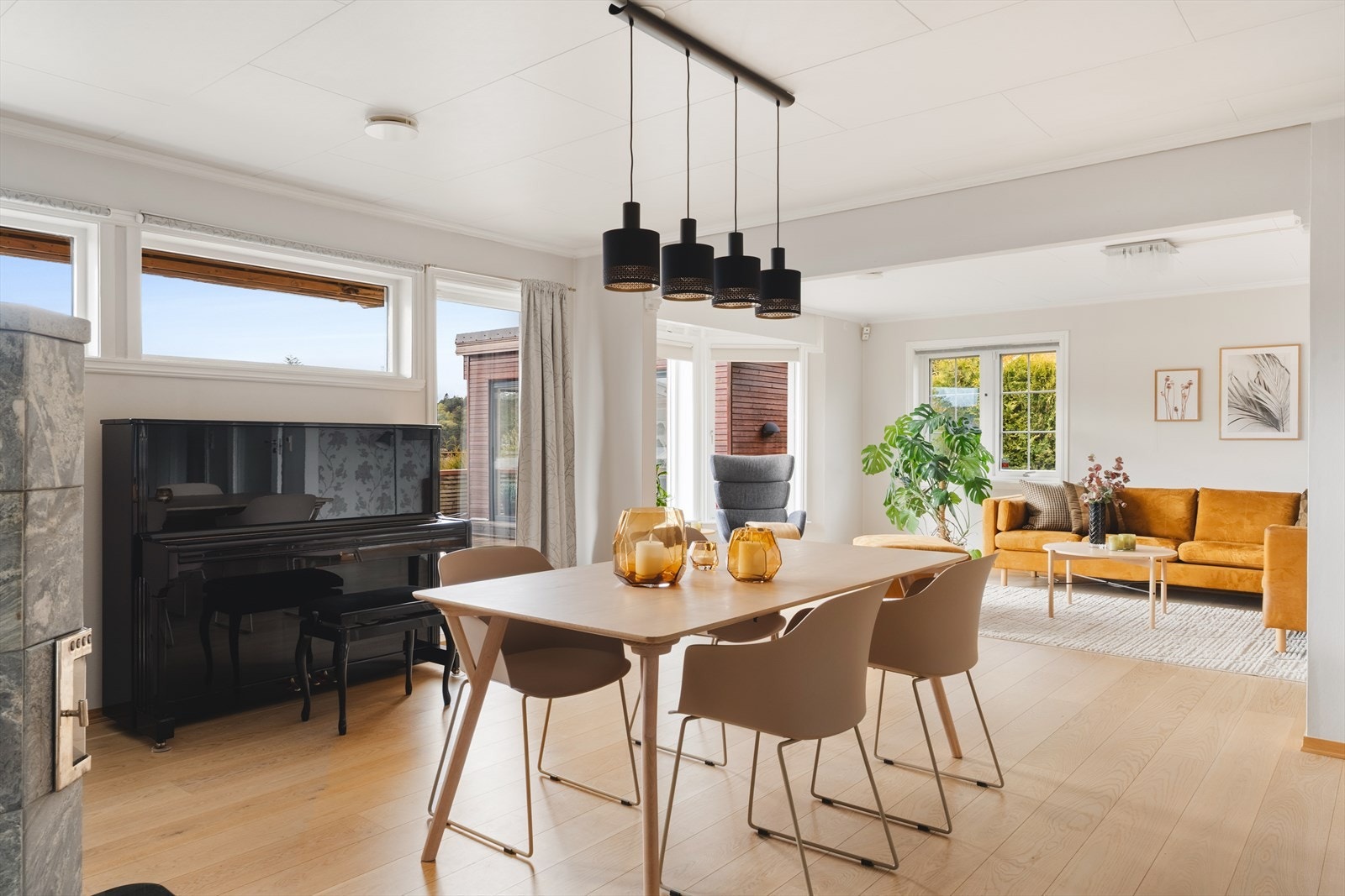 Elegant og åpen planløsning som naturlig deles inn i flere sosiale soner. Galleribilde