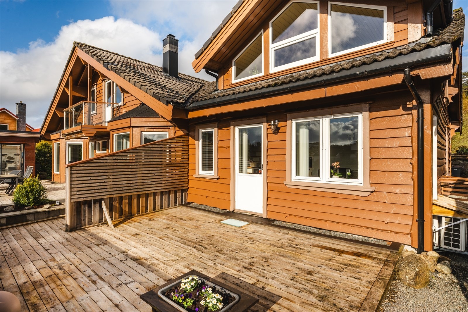 Treterrasse med utgang fra utleiedel som er delvis skjermet fra hoveddel. Galleribilde