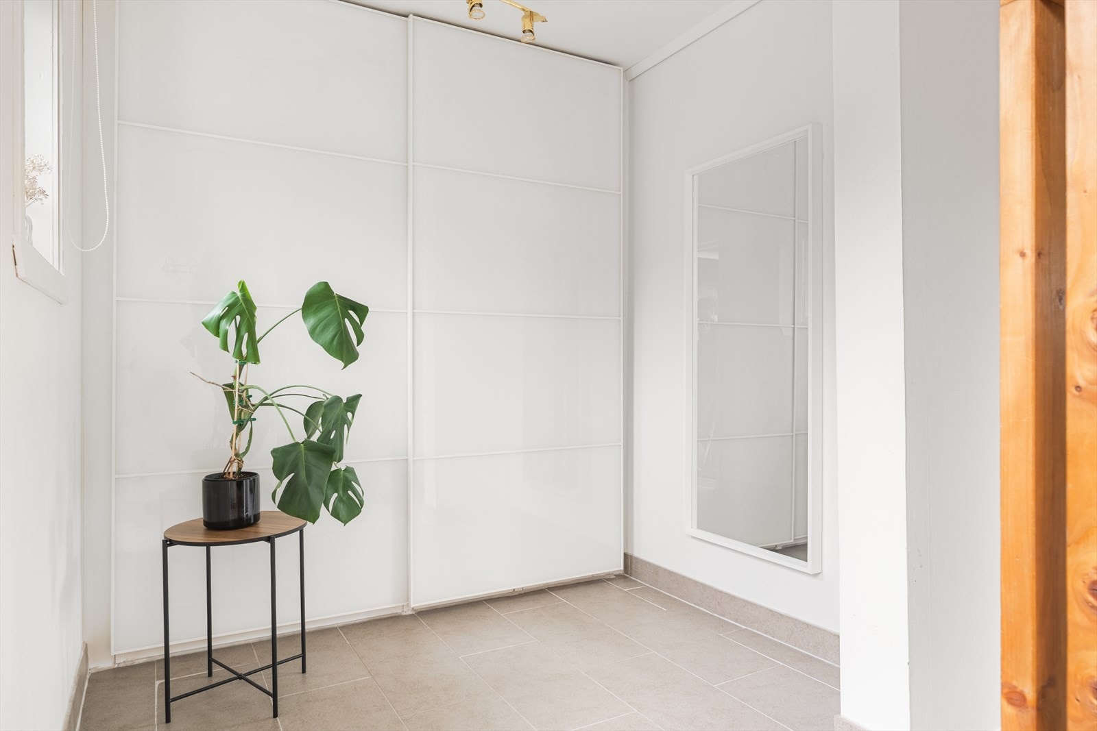 I gangen er det en praktisk og plassbesparende skyvedørsgarderobe som går i ett med fargene. Galleribilde