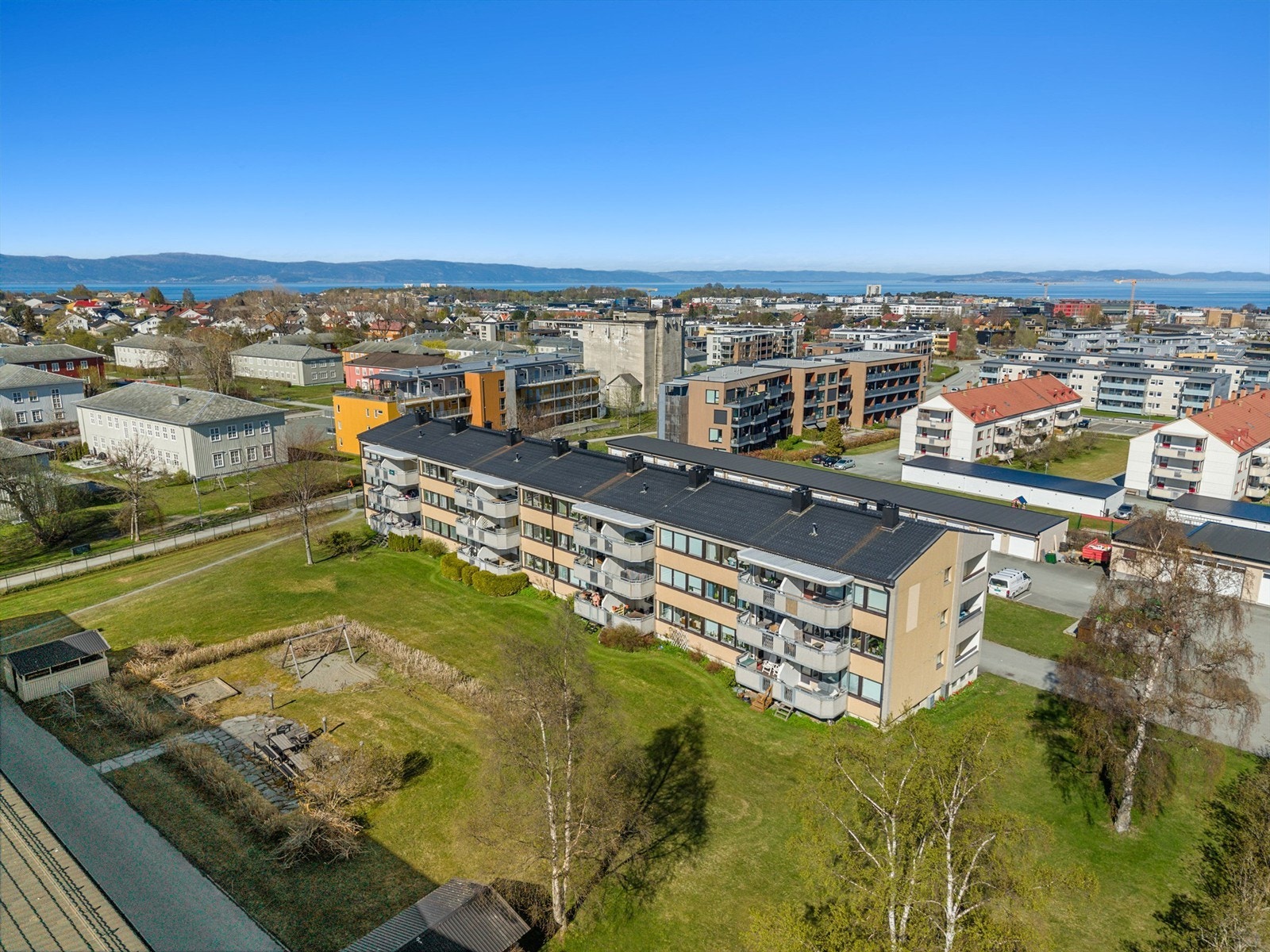 Området har gode kollektivforbindelser med bussholdeplass i Tyholtveien kun få minutters gange unna, samt togforbindelse fra Leangen stasjon. Dagligvarehandel gjøres enkelt med både Rema 1000 Bromstad og Coop Prix Persaunet i umiddelbar nærhet. Galleribilde