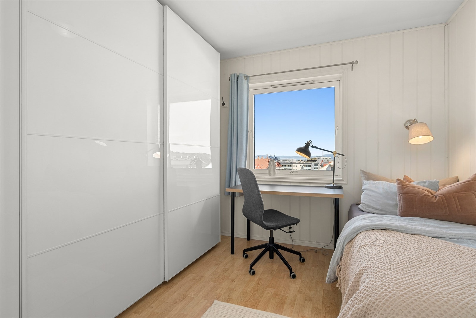 Soverom 2 måler 8,5 kvm og har stor, praktisk skyvedørsgarderobe. Galleribilde