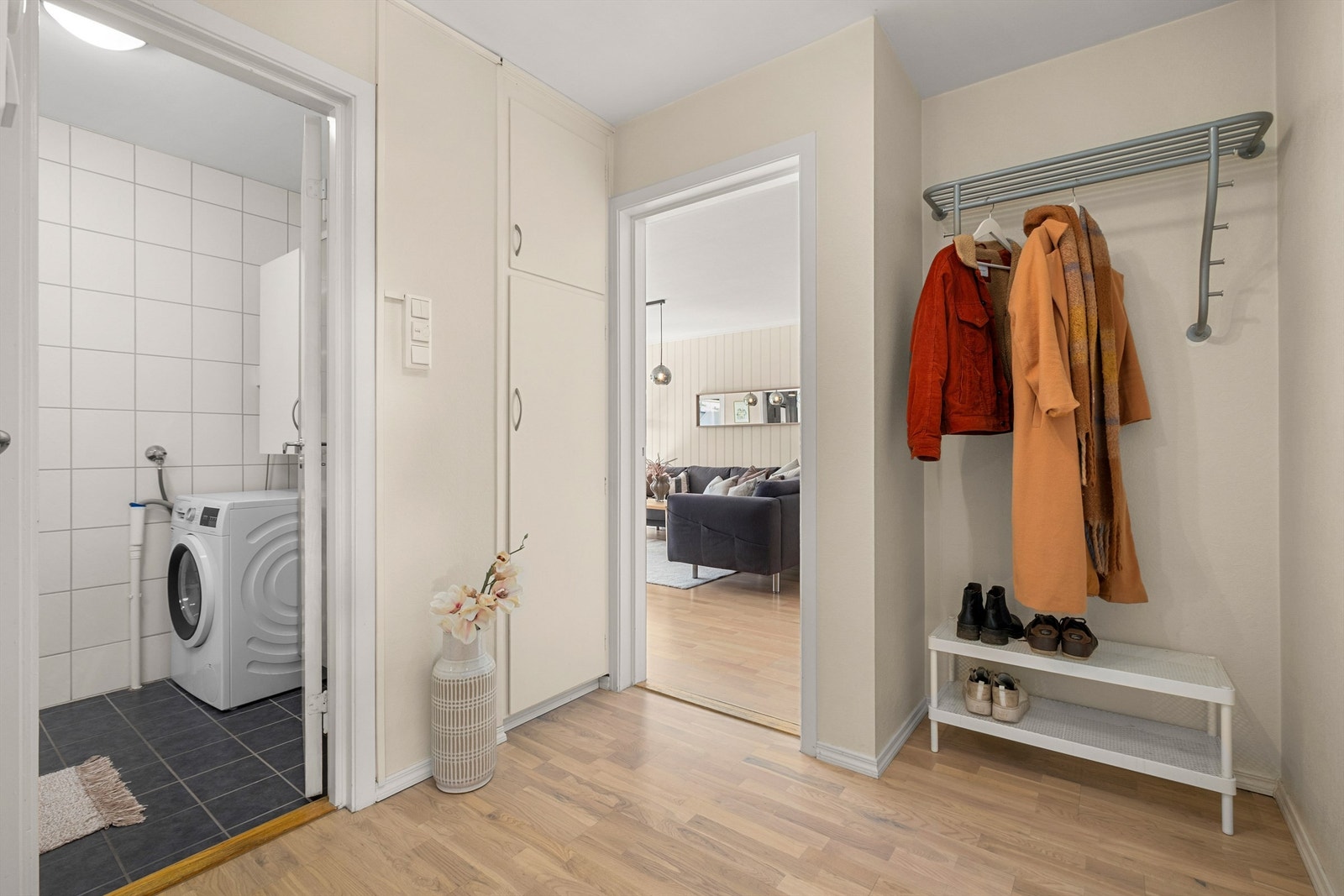 Velkommen inn! Romslig entré med god plass til oppbevaring av yttertøy og sko. Galleribilde