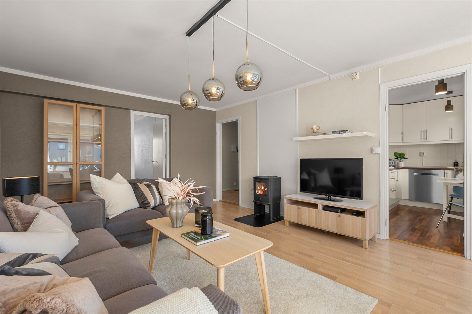 Her har man god plass til sofagruppe med tilhørende TV-møblement og stor spisegruppe. Galleribilde