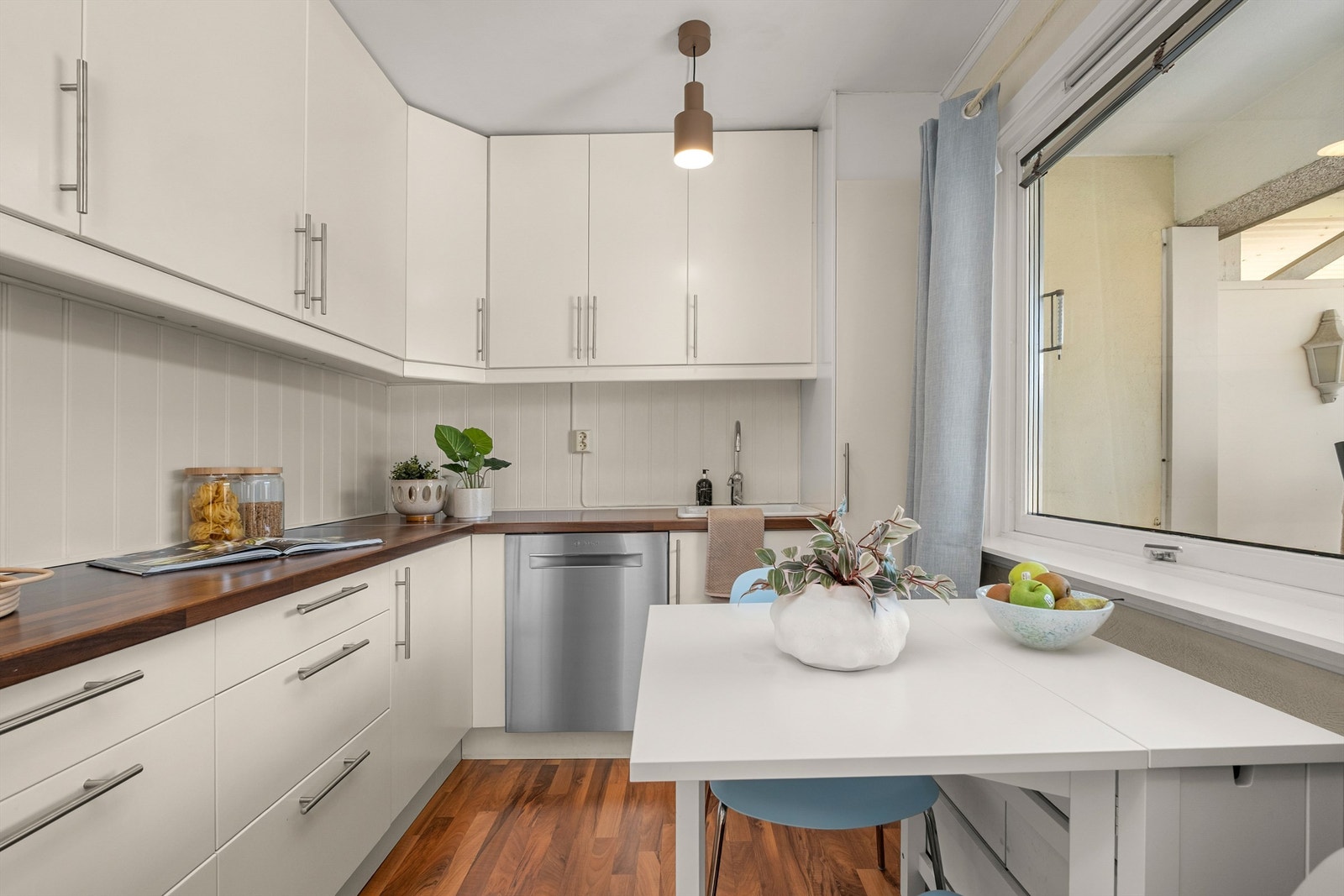 Kjøkkenet ligger naturlig tilbaketrukket fra stuen og er innredet med lyse slette flater og benkeplate av laminat. Galleribilde