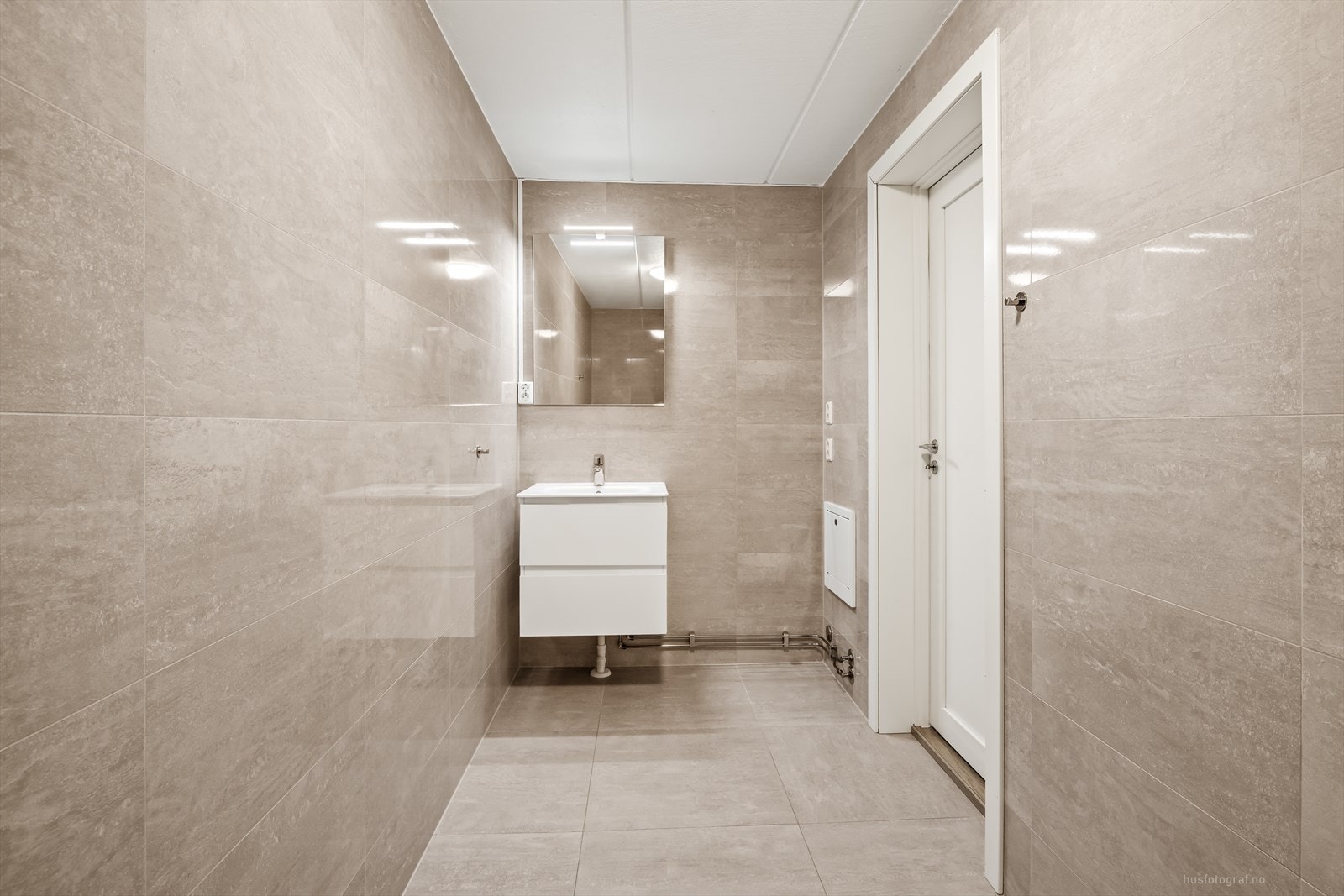 Badet i utleiedelen er helfliset og har elektriske varmekabler i gulvet. Galleribilde