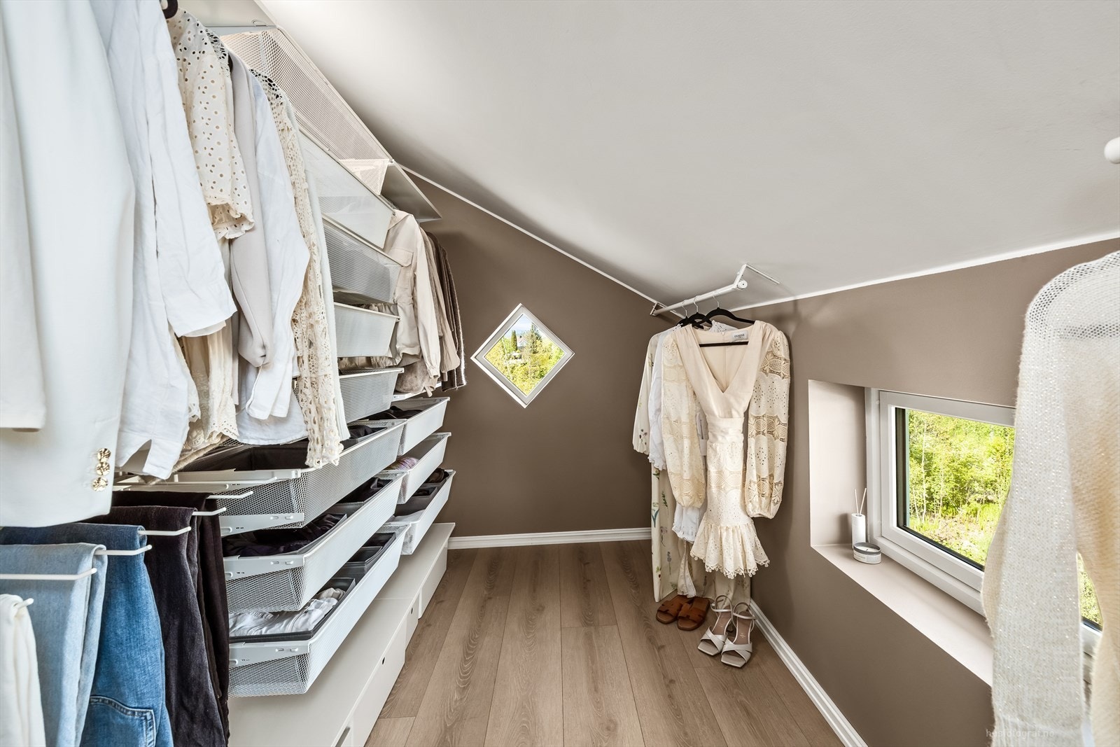 Praktisk innredet walk-in-closet med god lagringsplass. Galleribilde