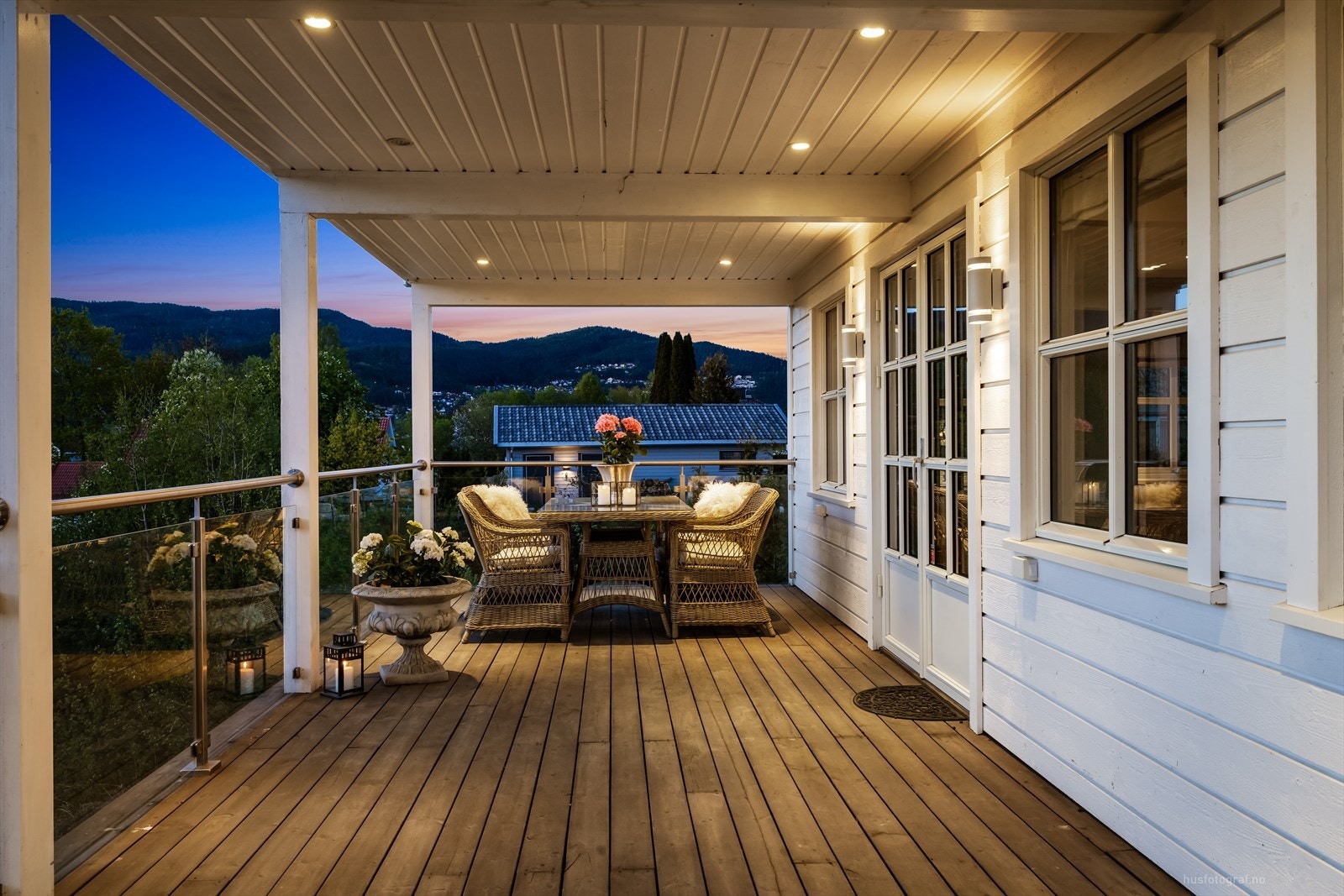 En romslig uteplass med god plass til både spisebord og loungegruppe. Galleribilde