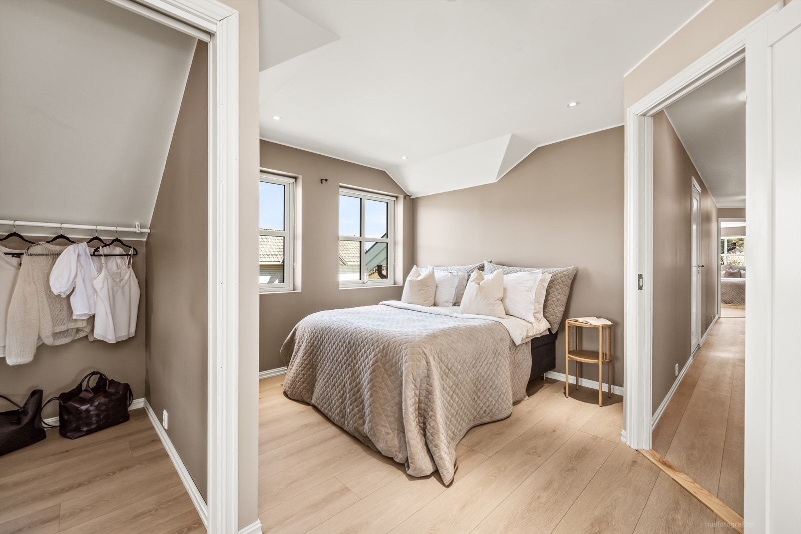 Et av de største soverommene i andre etasje, med tilhørende walk-in-closet. Galleribilde