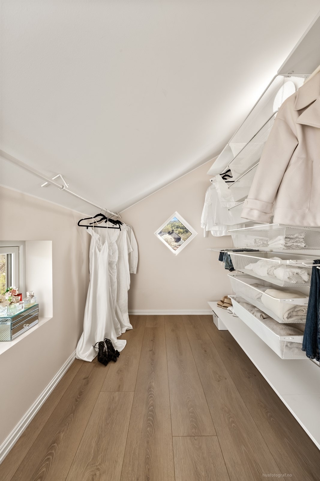 Begge de største soverommene i etasjen har egne walk-in-closets. Galleribilde