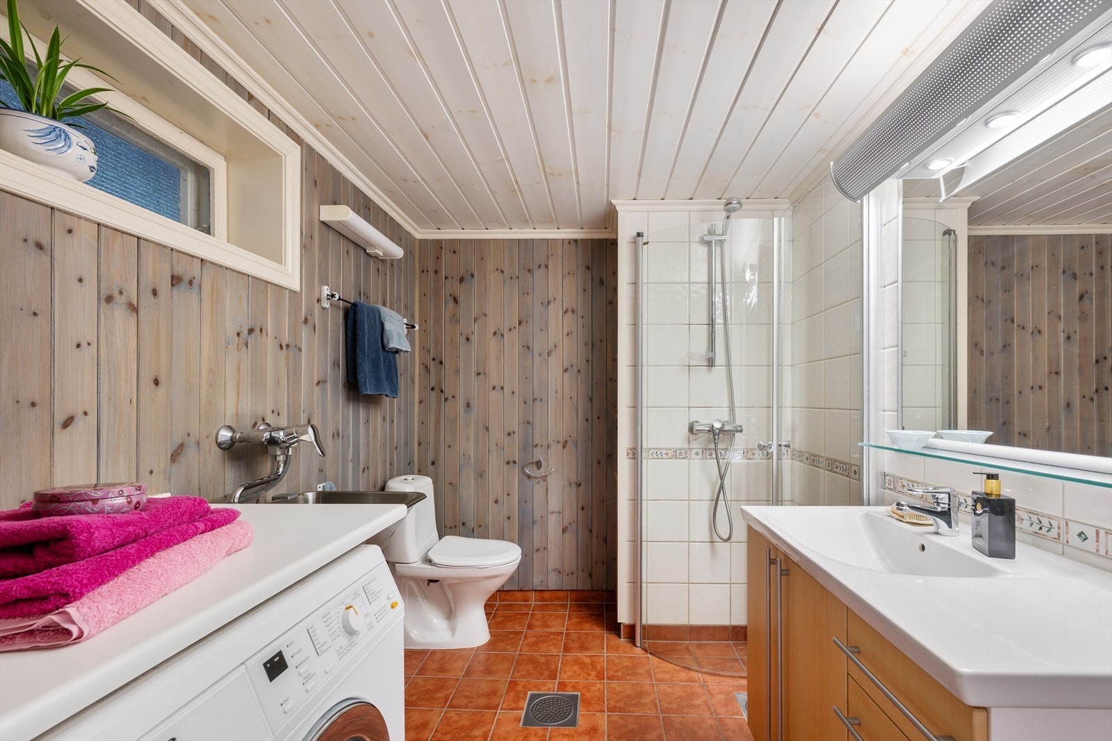 Badet i kjelleren er praktisk innredet med dusj, toalett og opplegg for vaskemaskin. Galleribilde