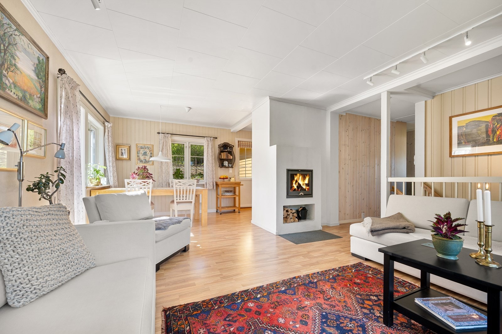En gjennomgående og lys hovedetasje med en klar og funksjonell rominndeling. Galleribilde