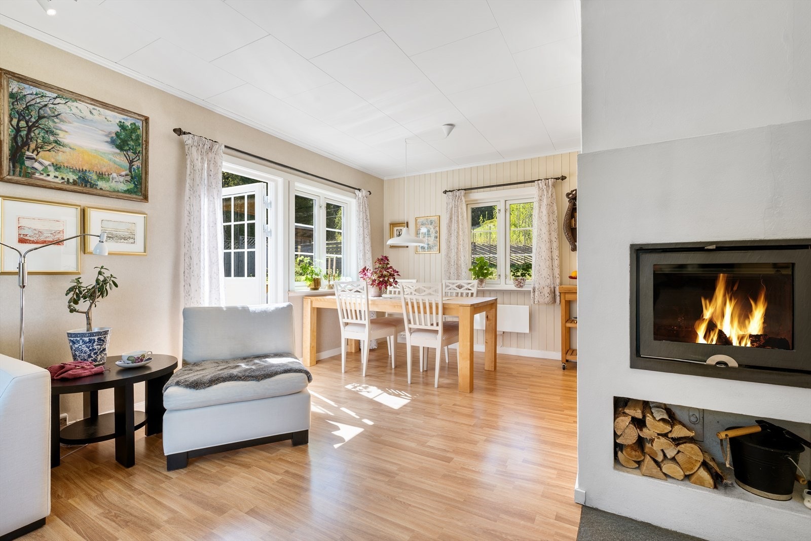 Spisestuen har plass til et langbord for hyggelige sammenkomster, og har direkte utgang til terrassen. Galleribilde