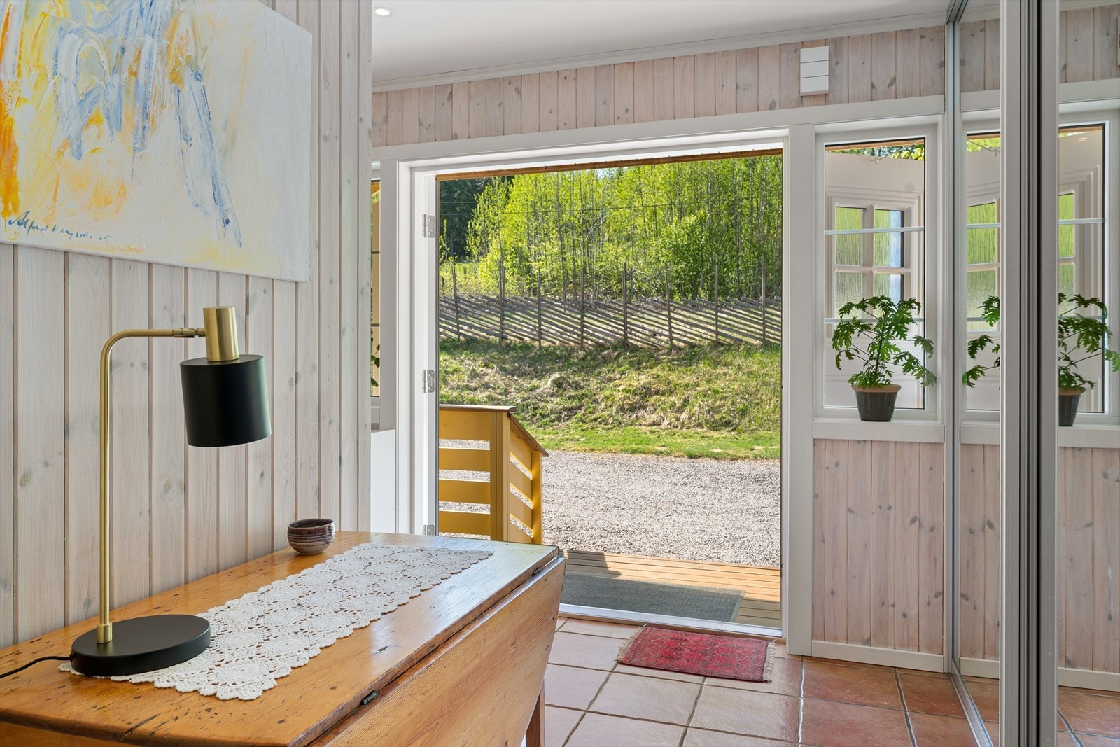 Fra inngangspartiet får du umiddelbart kontakt med eiendommens landlige omgivelser. Galleribilde