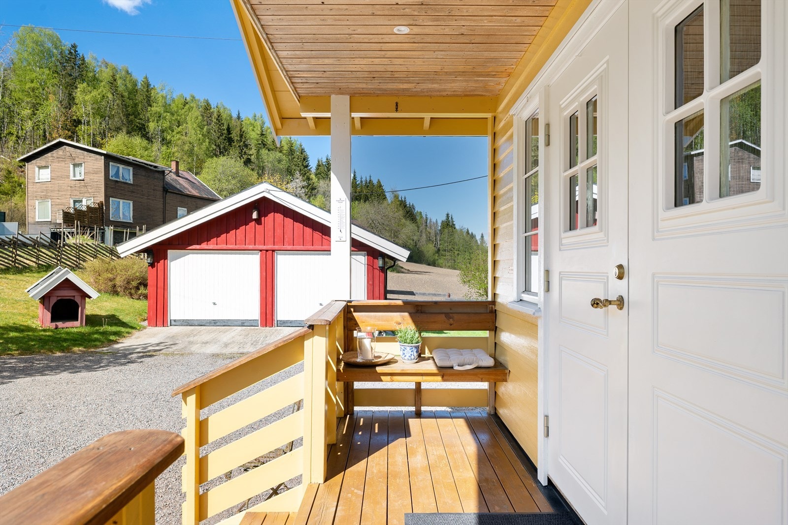 Ved hovedinngangen er det en overbygd veranda med plass til en liten sittebenk. Galleribilde