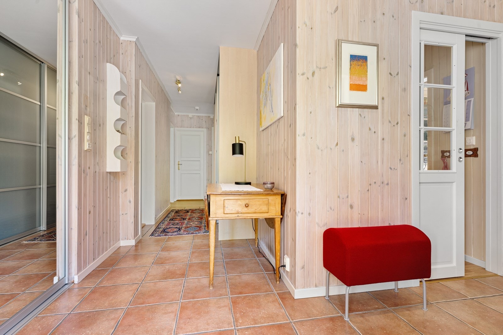 Gangen binder sammen entréen med soveromsavdelingen og badet. Galleribilde