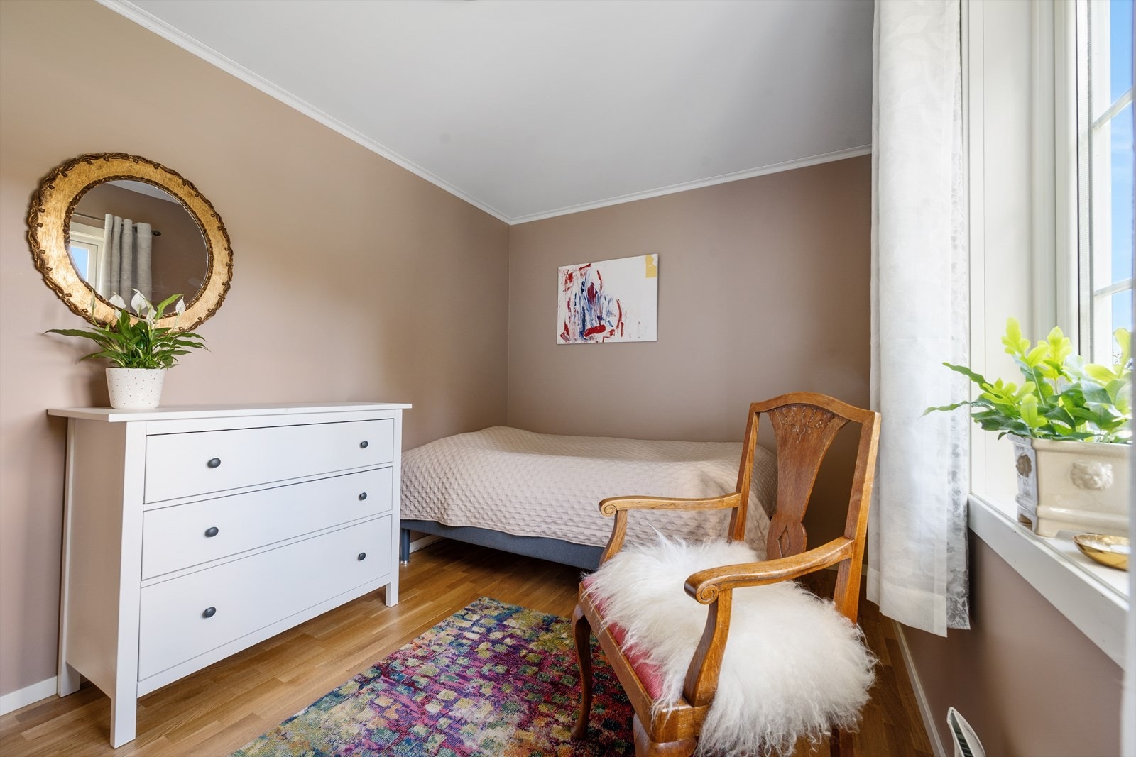 Et lyst og trivelig soverom med plass til kommode og seng. Galleribilde