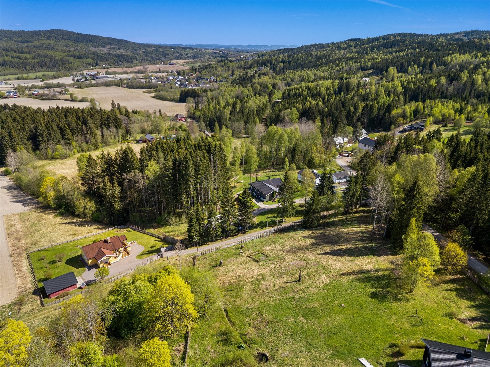 Eiendommen ligger usjenert til, omkranset av skog og jorder. Galleribilde