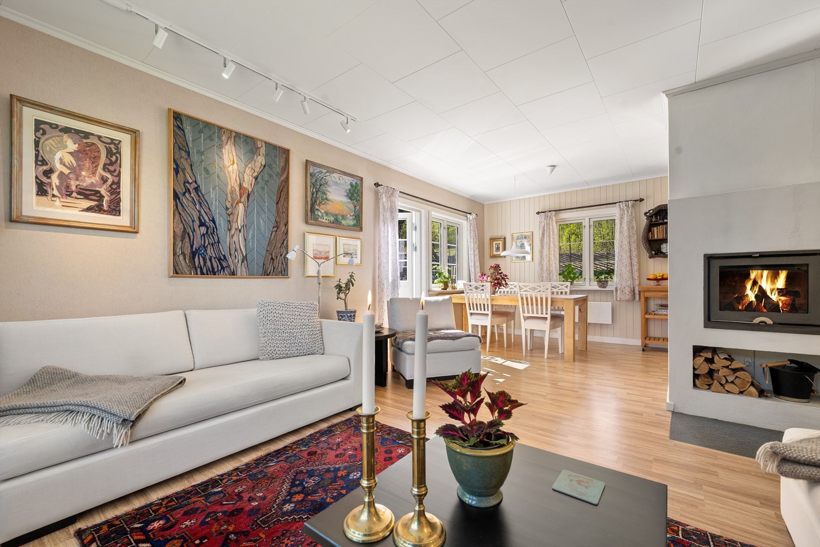 Den romslige og åpne løsning i stuen skaper en sosial og luftig atmosfære. Galleribilde