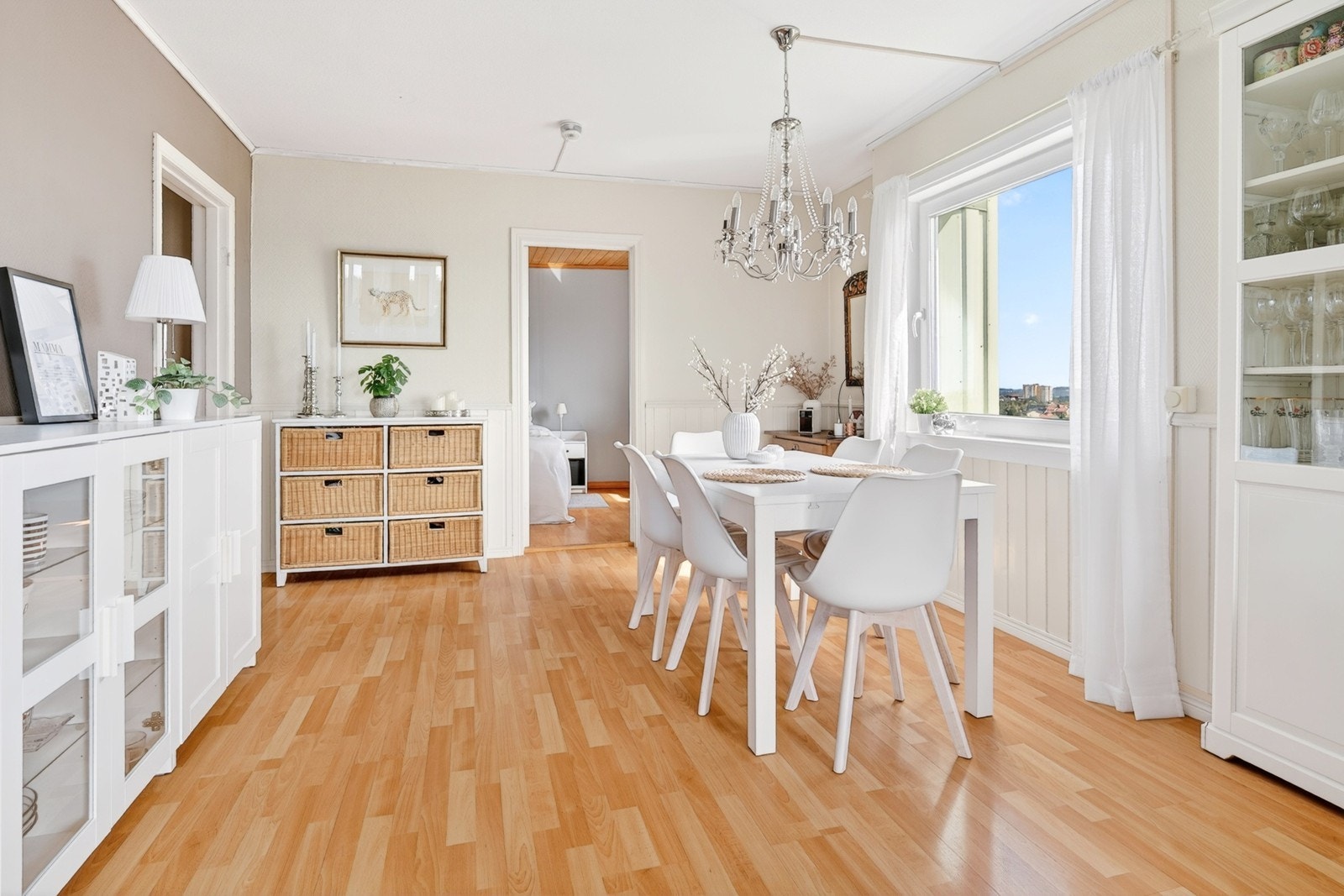 Gjennomgående laminatgulv Galleribilde