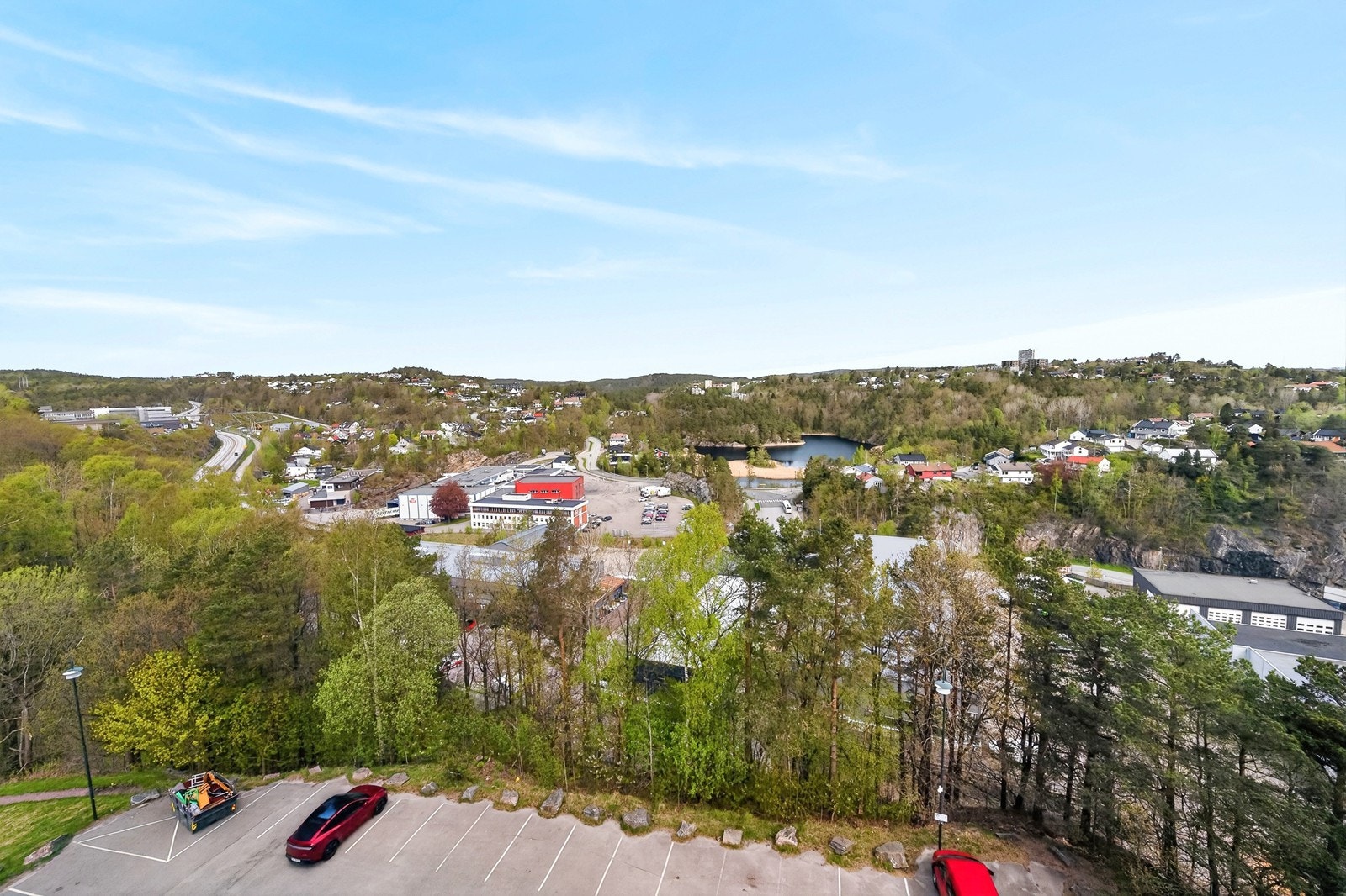 Og to av rommene har langstrakt utsikt mot bl.a. Ytre Eigevann, Tinnheia og Hellemyr Galleribilde